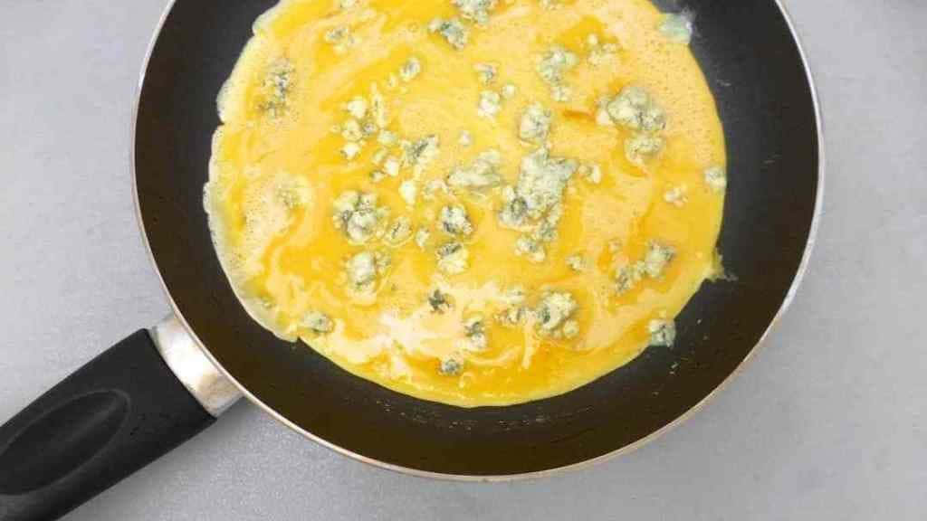blue cheese, golden eggs, black frying pan, SD Desktop Wallpaper