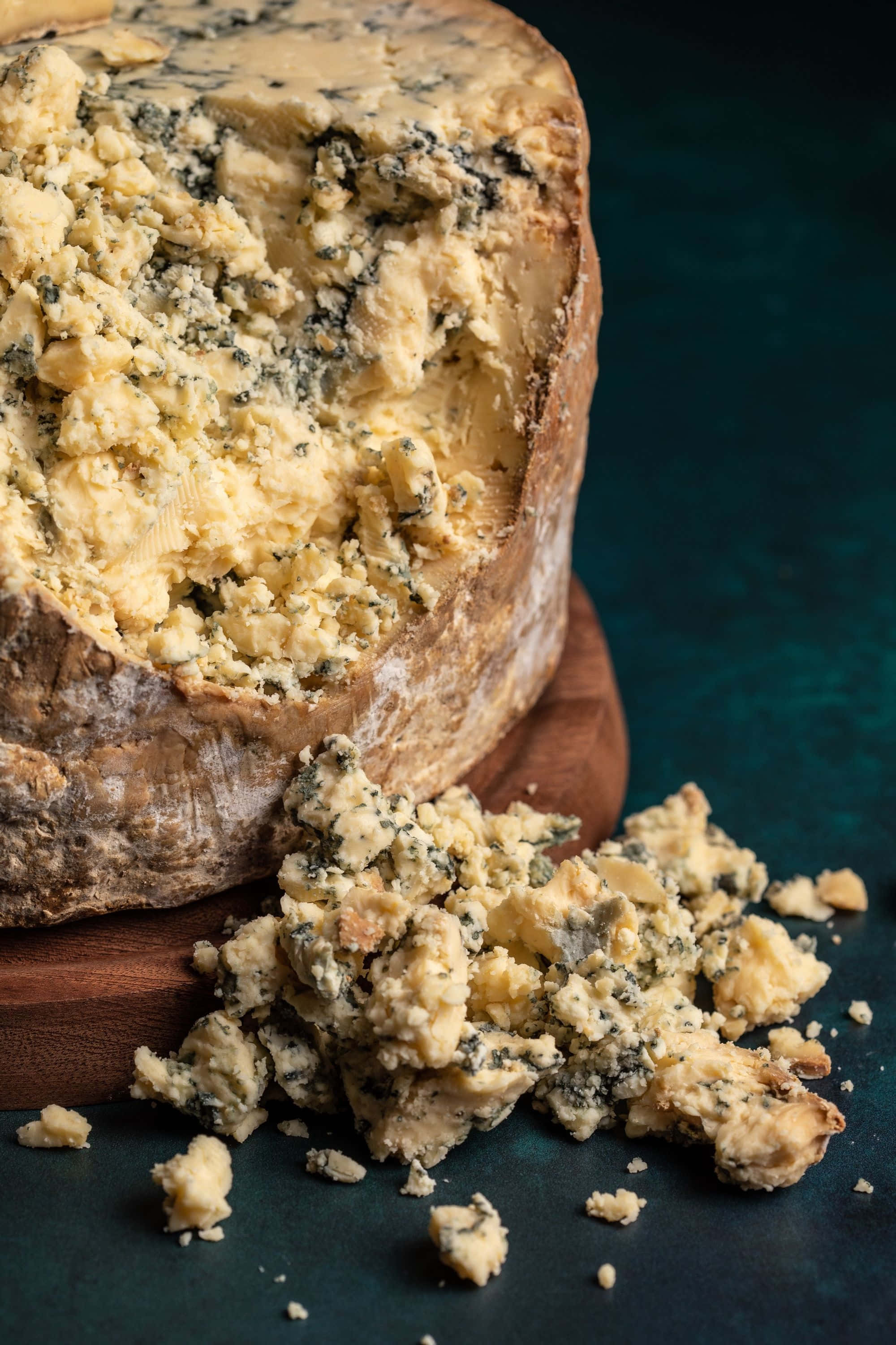 Blue Cheese, blue cheese wheel, crumbled pieces, 2K Phone Wallpaper