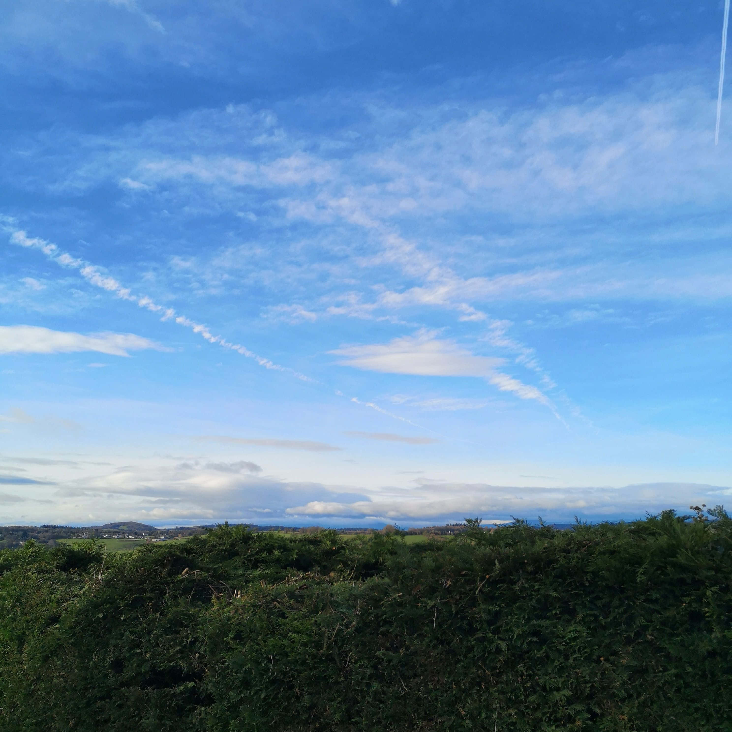Blue Horizon, vast blue sky, wispy clouds, 2K Desktop Wallpaper