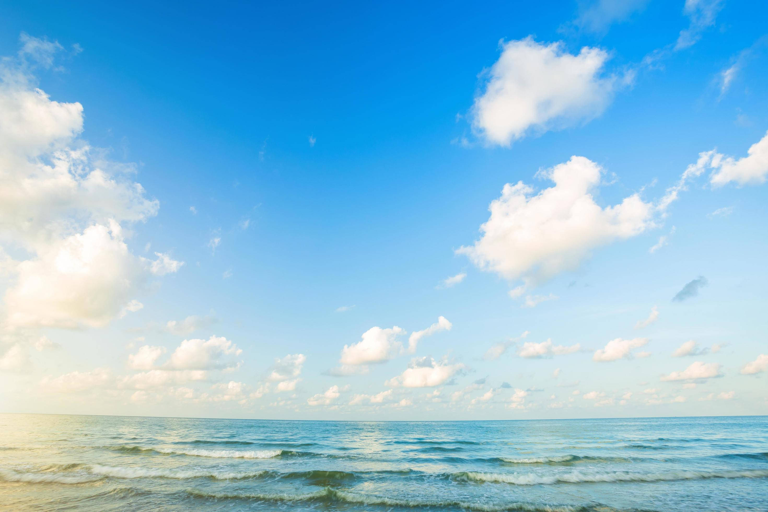 blue gradient horizon, cottony clouds, vast ocean waves, 2K Desktop Wallpaper