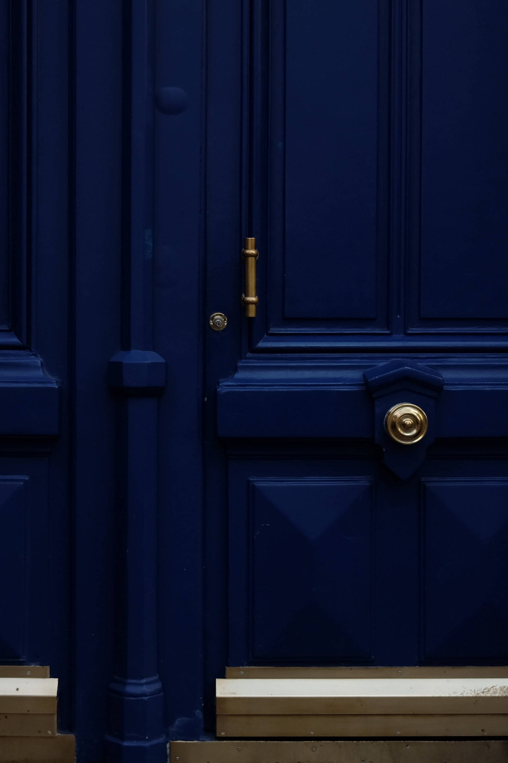 royal blue, gold knob, wooden door, 2K Phone Wallpaper