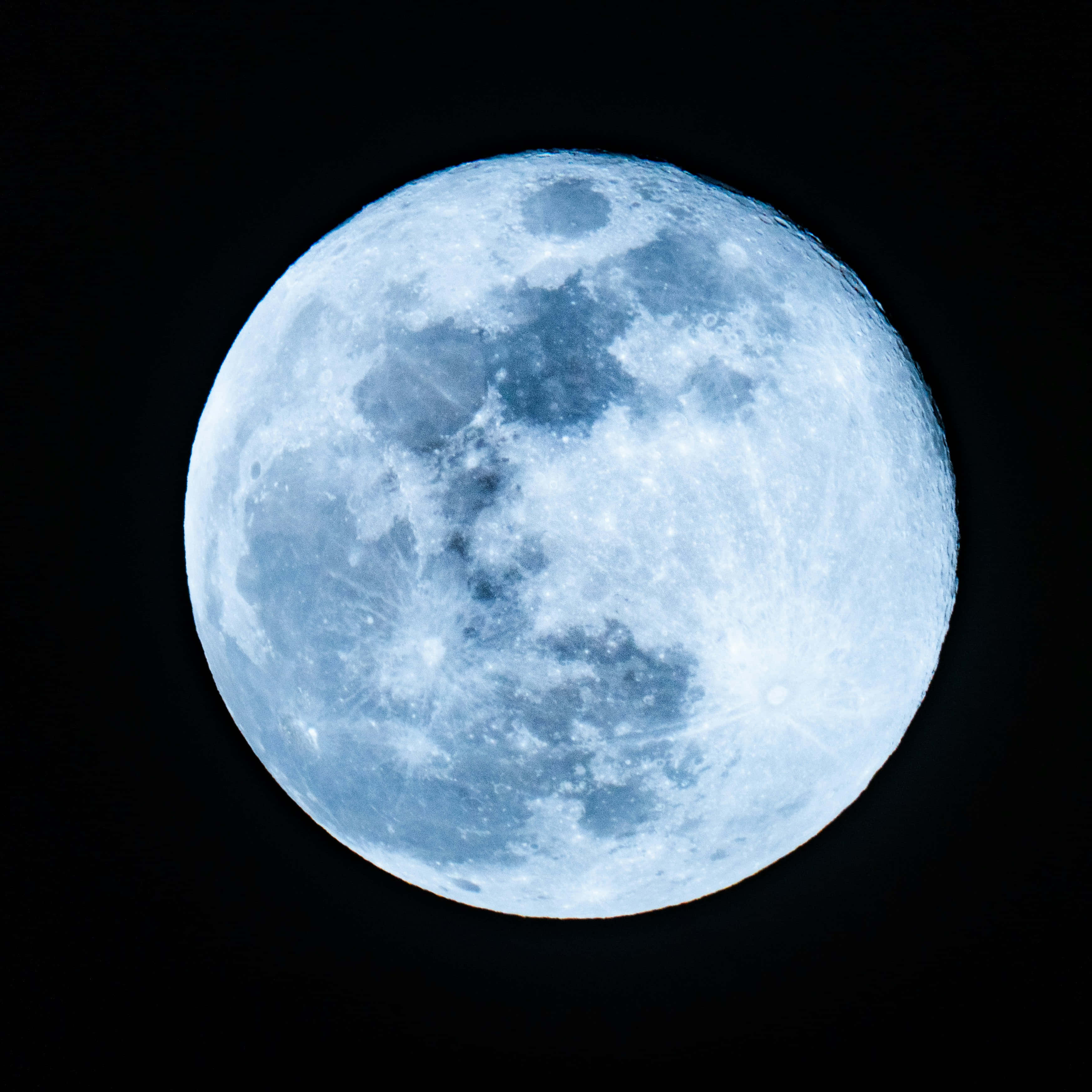 full moon, blue moon, pitch-black night sky, 2K Desktop Wallpaper