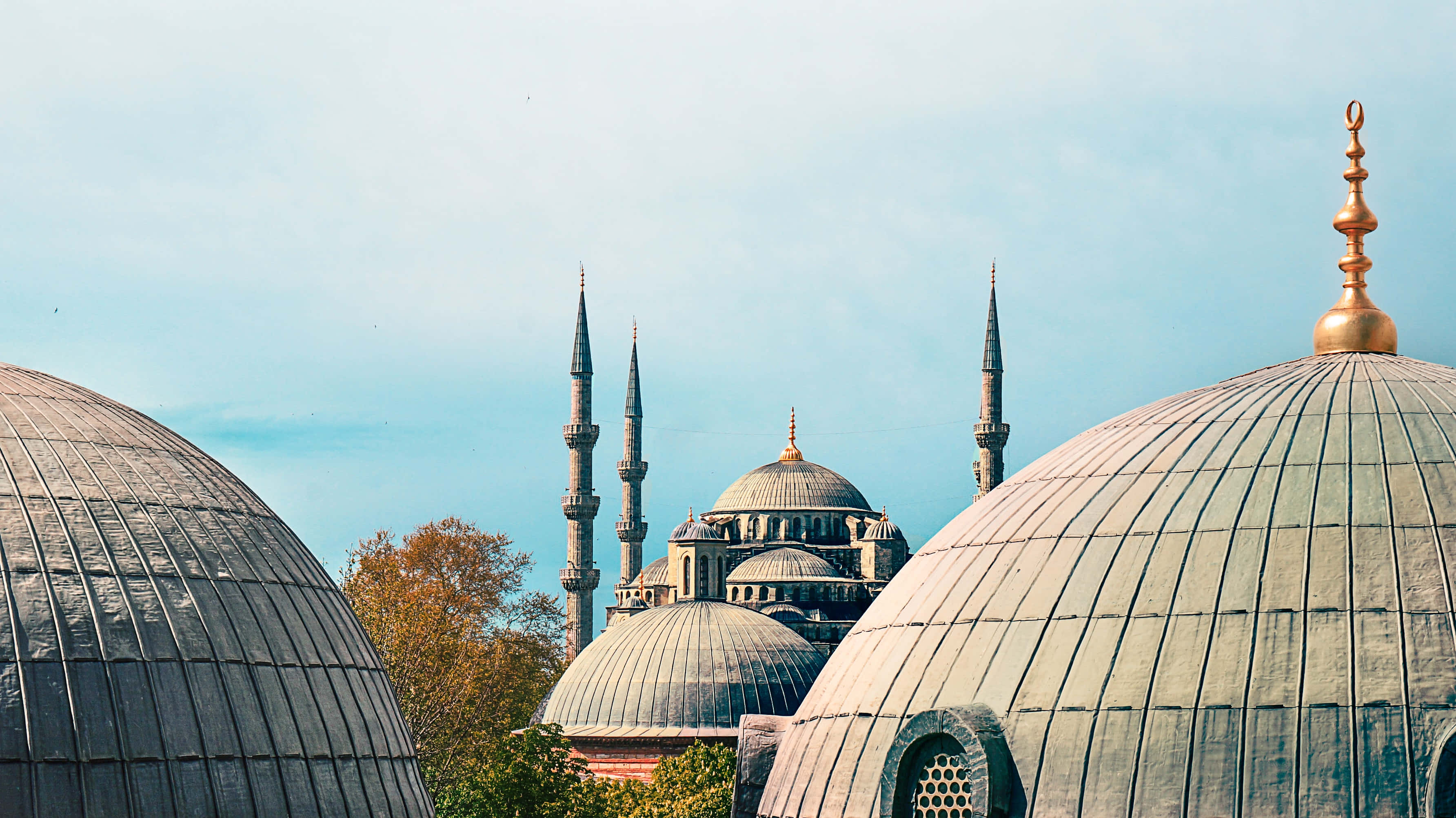 Blue Mosque, dome roof, pale blue sky, 2K Desktop Wallpaper