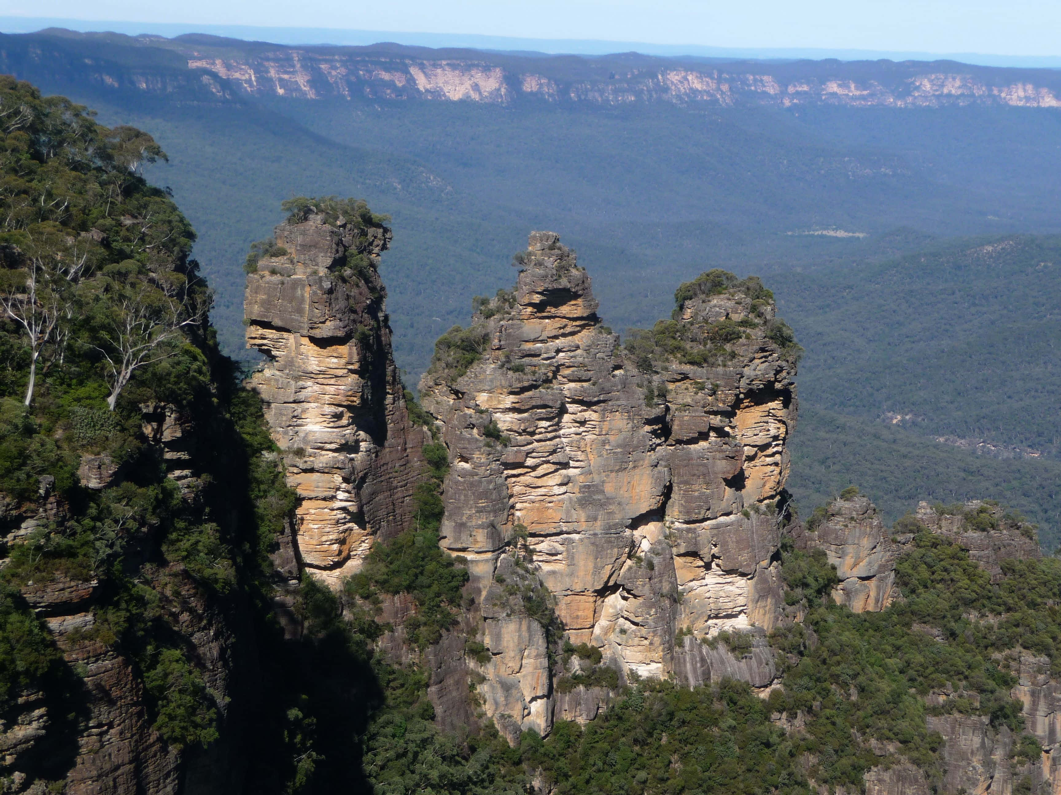 Blue Mountains National Park, sandstone pillars, lush green forest, 2K Desktop Wallpaper