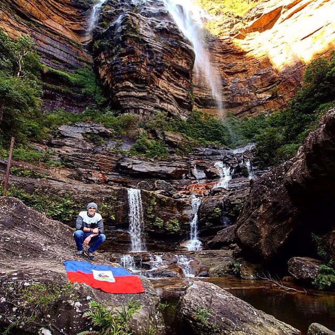 Blue Mountains National Park, cascading waterfall, rugged canyon, SD Desktop Wallpaper