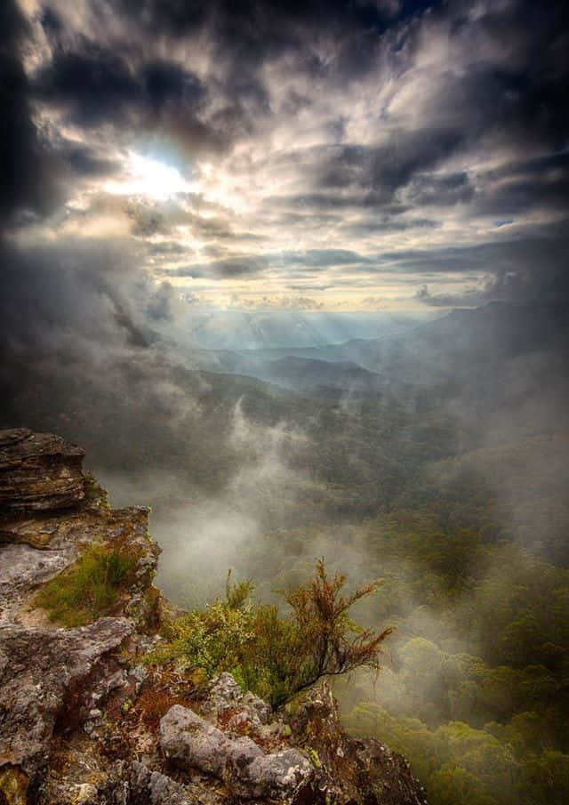 Blue Mountains National Park, sunbeams, storm clouds, SD Phone Wallpaper
