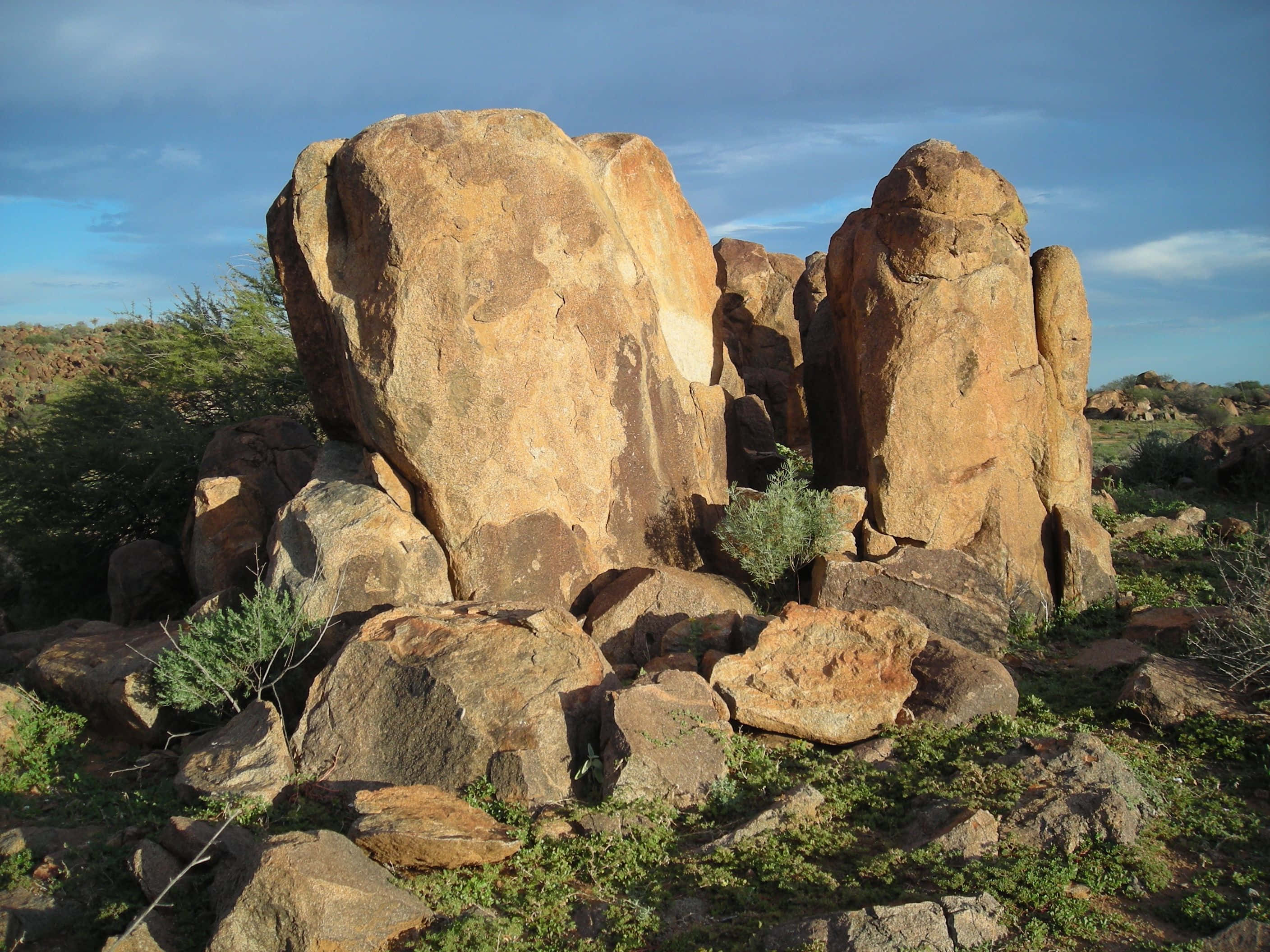 Blue Mountains National Park, sunlit boulders, arid earth, 2K Desktop Wallpaper