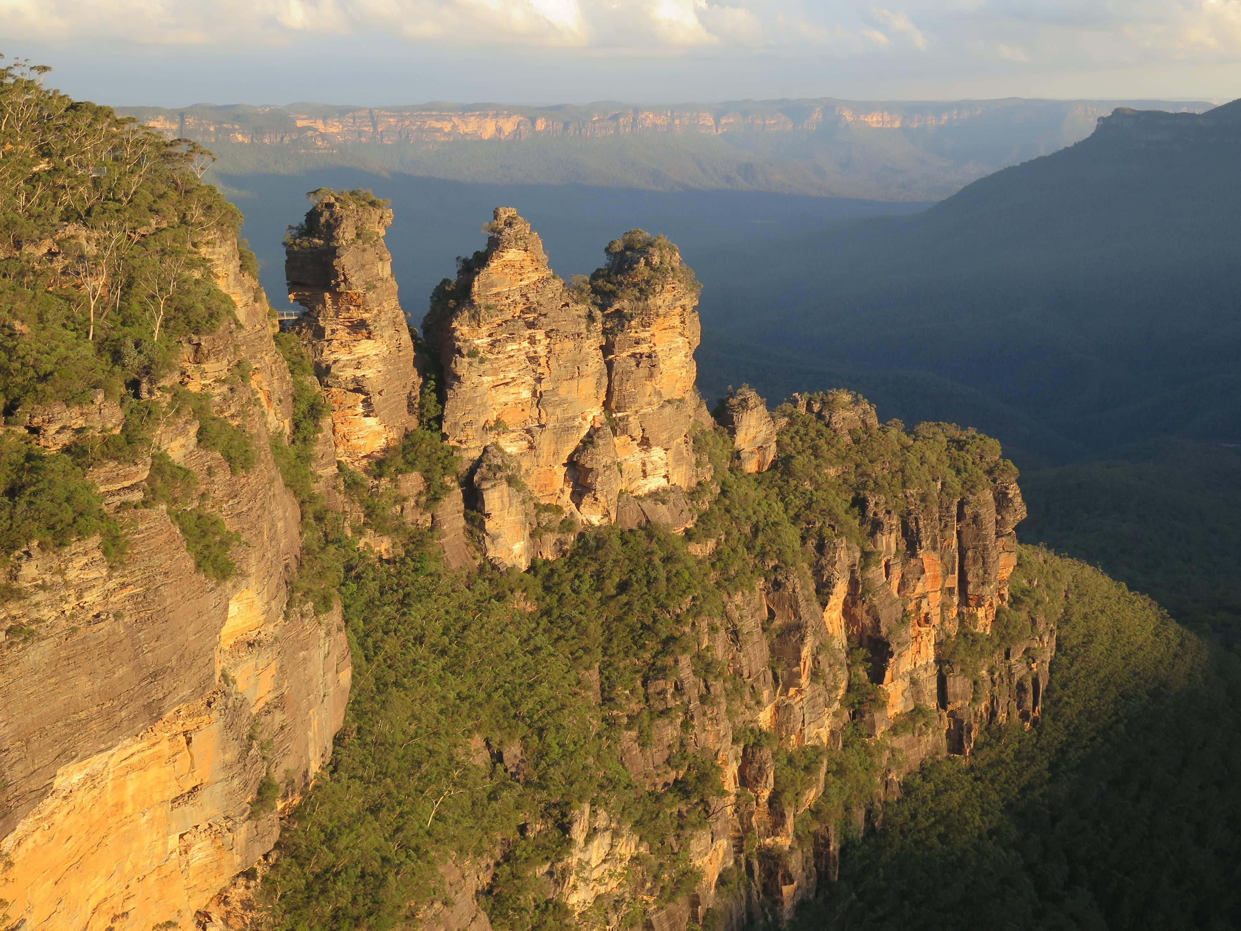 Blue Mountains National Park, sandstone pillars, lush green valley, 4K Desktop Wallpaper