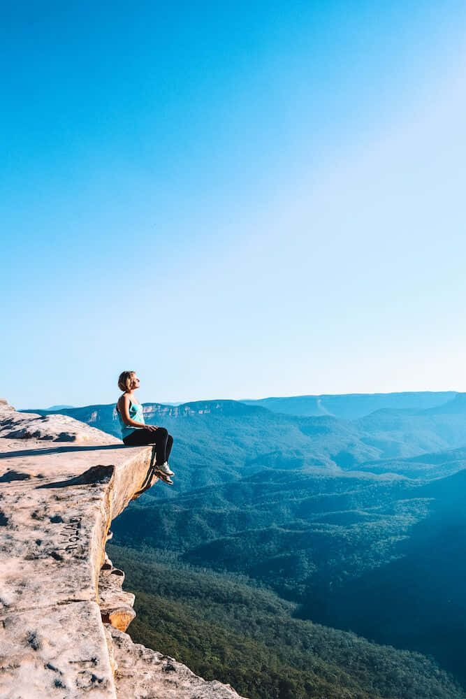 Blue Mountains, sunlit cliff edge, vast blue-green valley, SD Phone Wallpaper