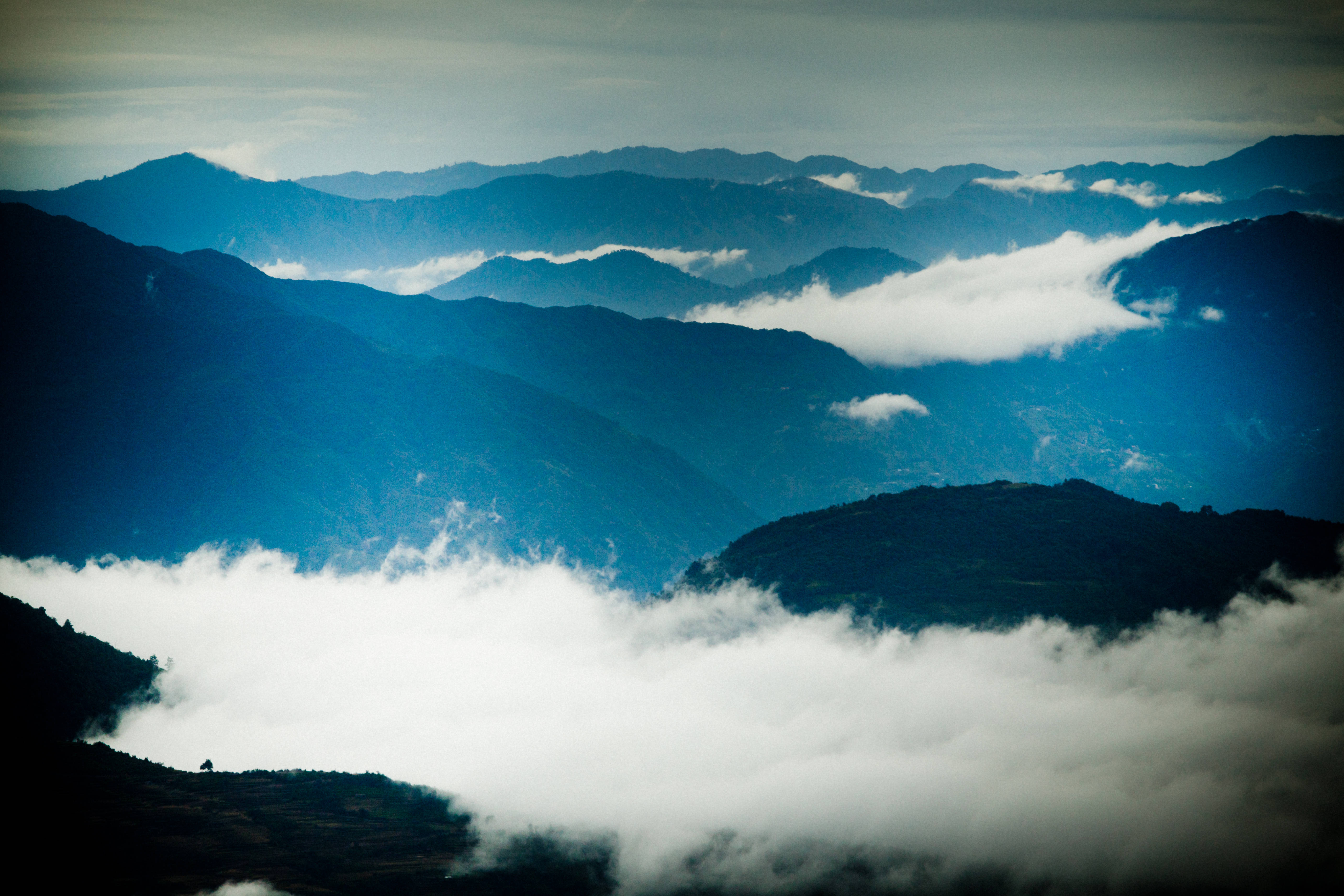 blue tinted mountain ranges, layered mountain peaks, sea of clouds, 5K Desktop Wallpaper