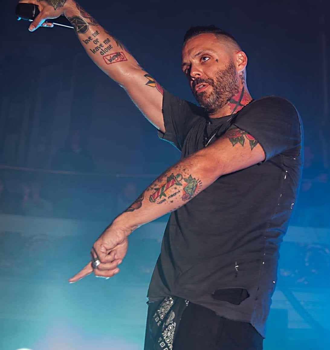 Blue October, tattooed male performer, beard, SD Phone Wallpaper