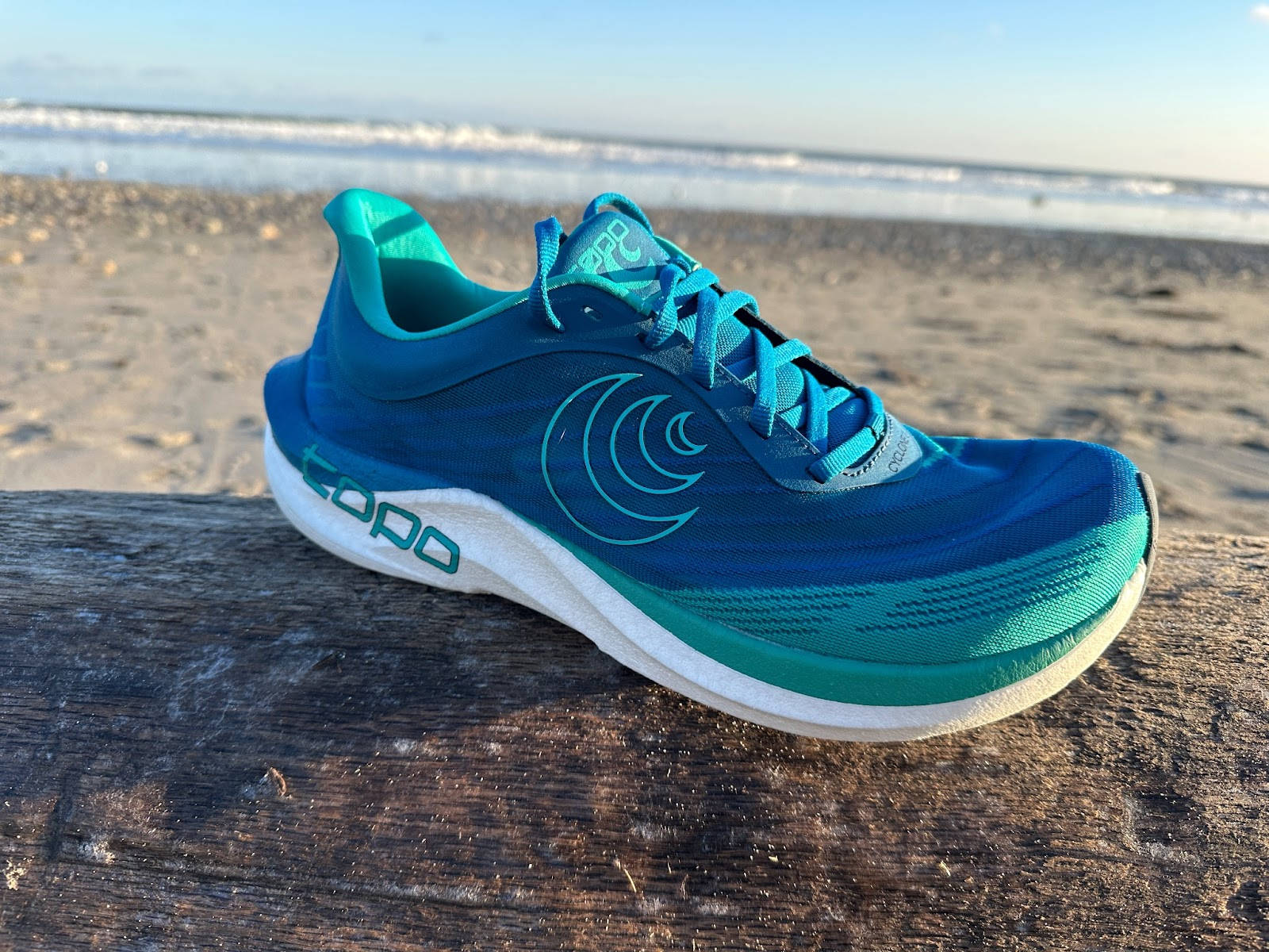 blue-green athletic shoe, vibrant blue and teal, weathered driftwood, HD Desktop Wallpaper