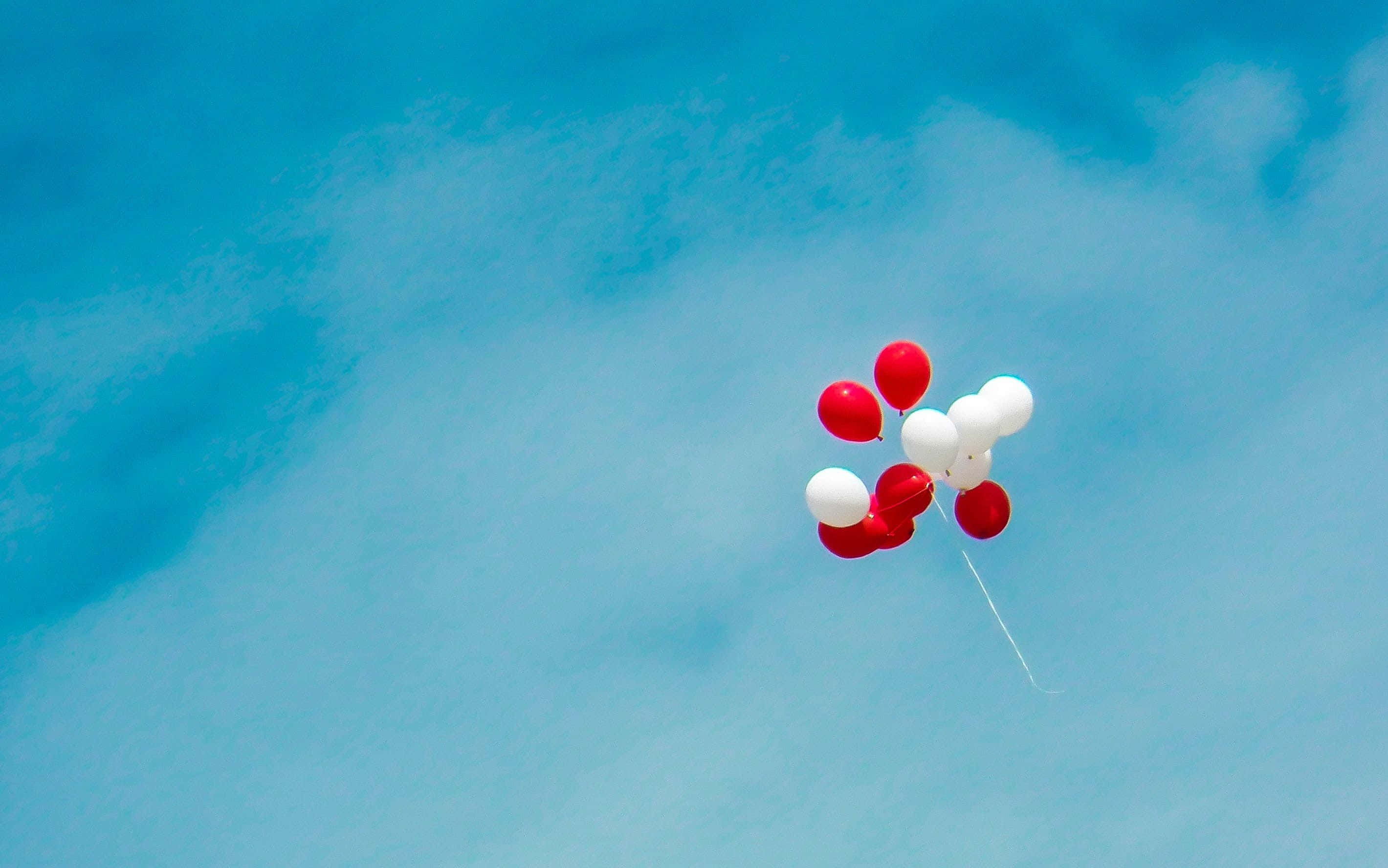 Blue Sky Aesthetic, red and white balloons, bright blue sky, 2K Desktop Wallpaper