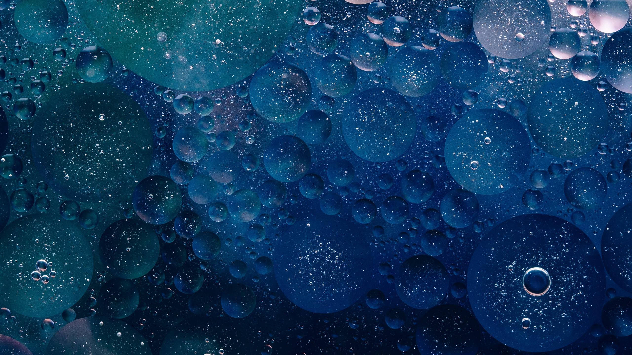 green blue texture, iridescent blue oil bubbles, water, 2K Desktop Wallpaper