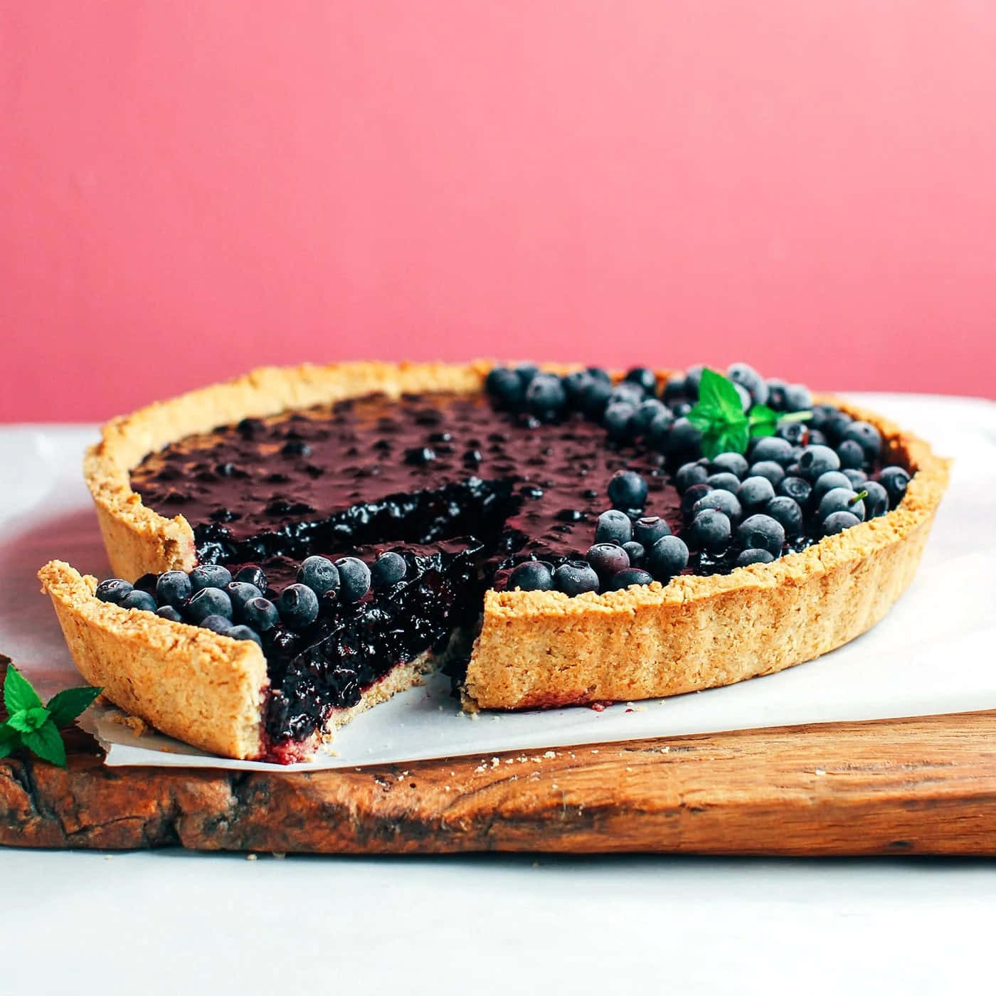 Blueberries Tart, golden crust, wooden board, HD Desktop Wallpaper