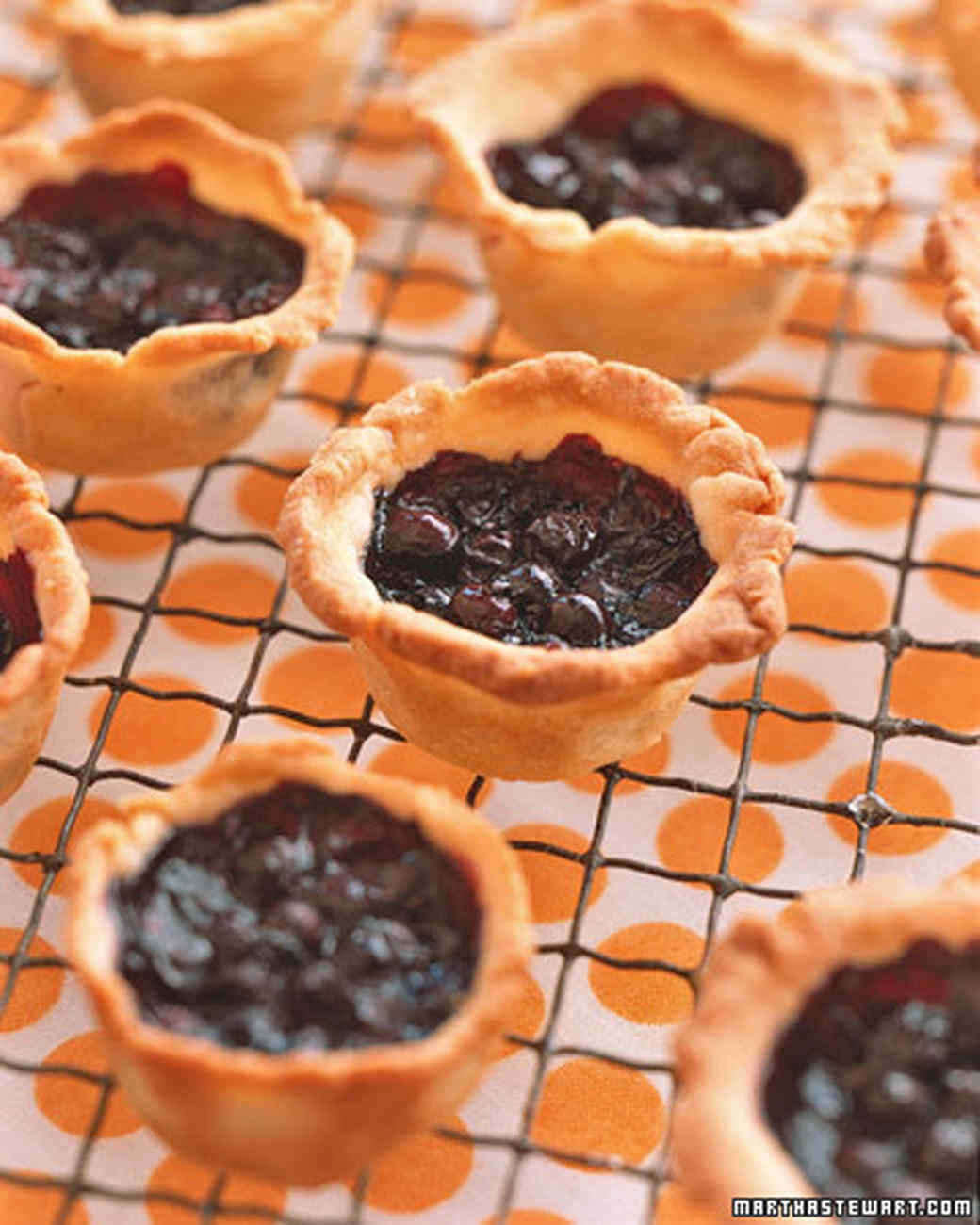 Blueberries Tart, golden crusts, orange polka dot wire rack, HD Phone Wallpaper