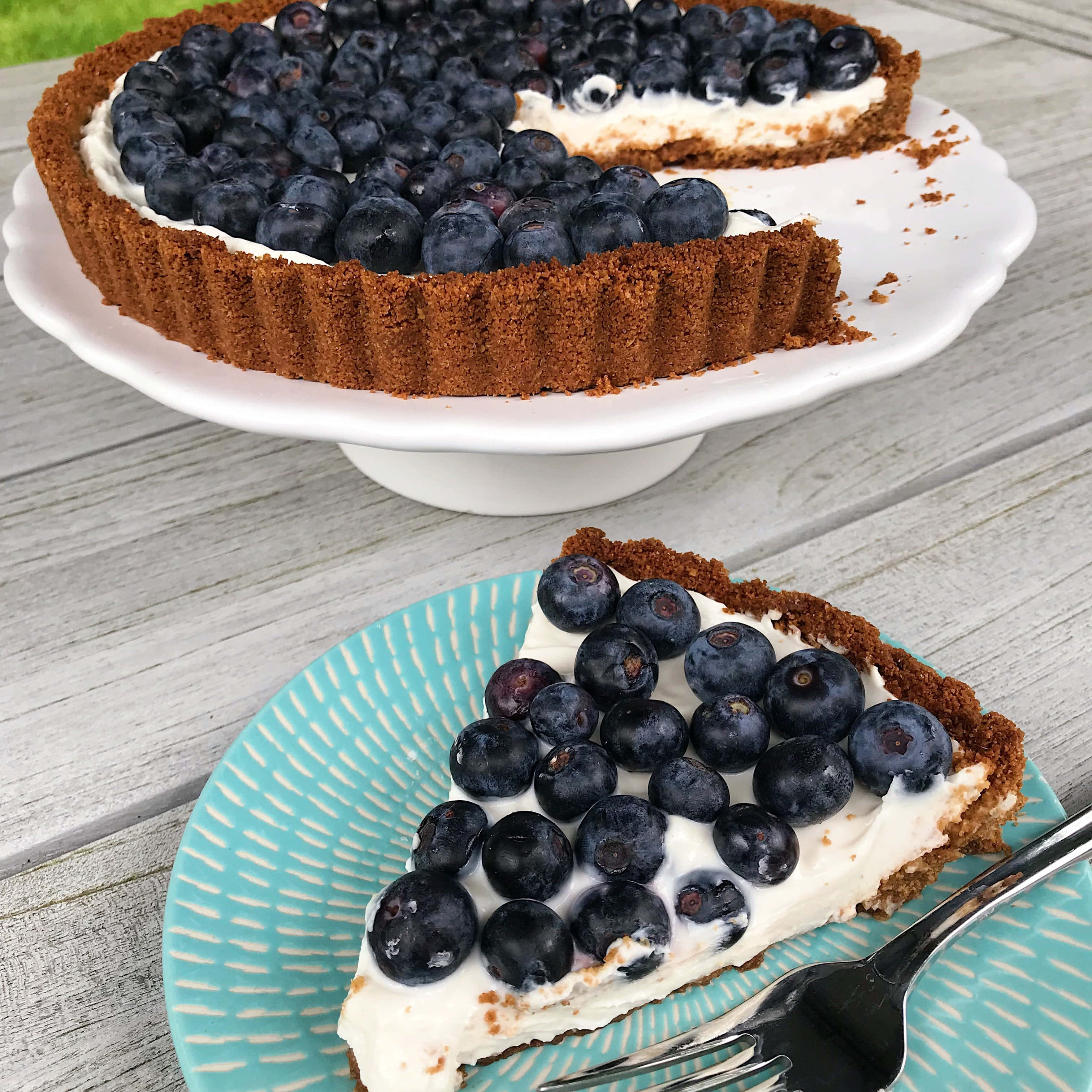 Blueberries Tart, turquoise plate, white cake stand, 2K Desktop Wallpaper
