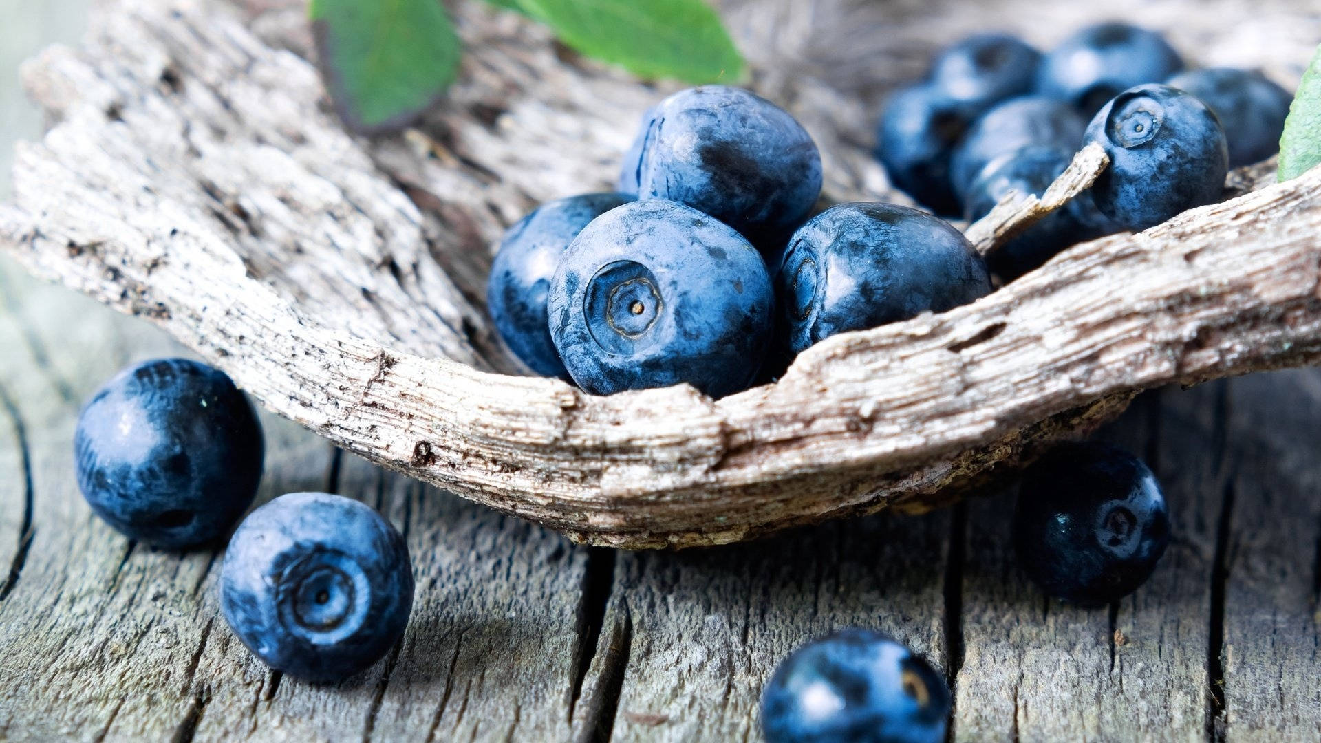 Crafty Blueberries Display, weathered wooden bowl, rustic wooden surface, Full HD Desktop Wallpaper