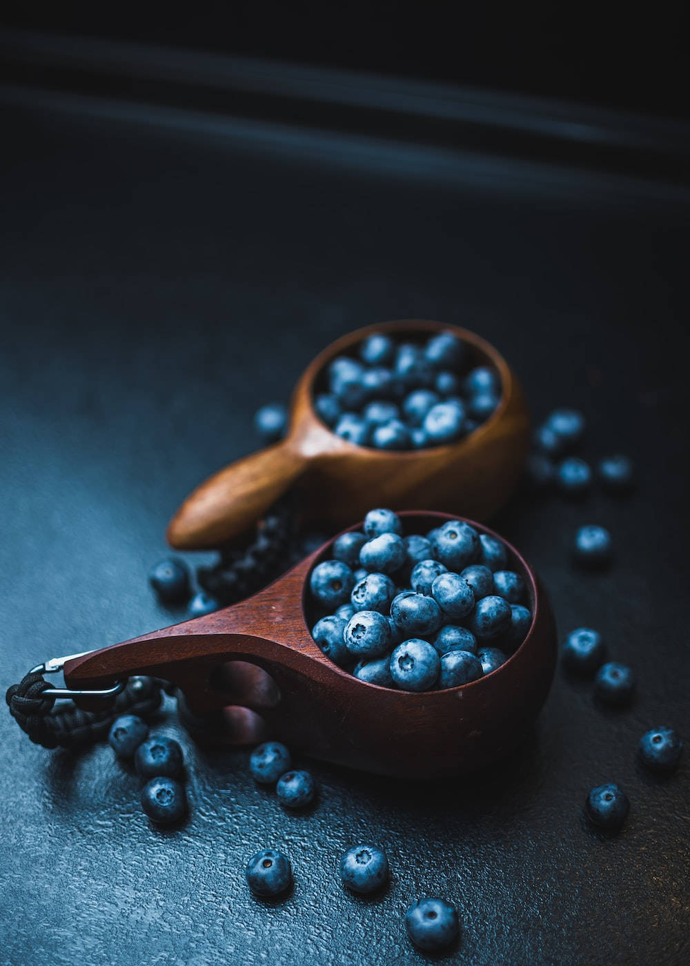 blueberries, wooden spoons, dark textured surface, HD Phone Wallpaper