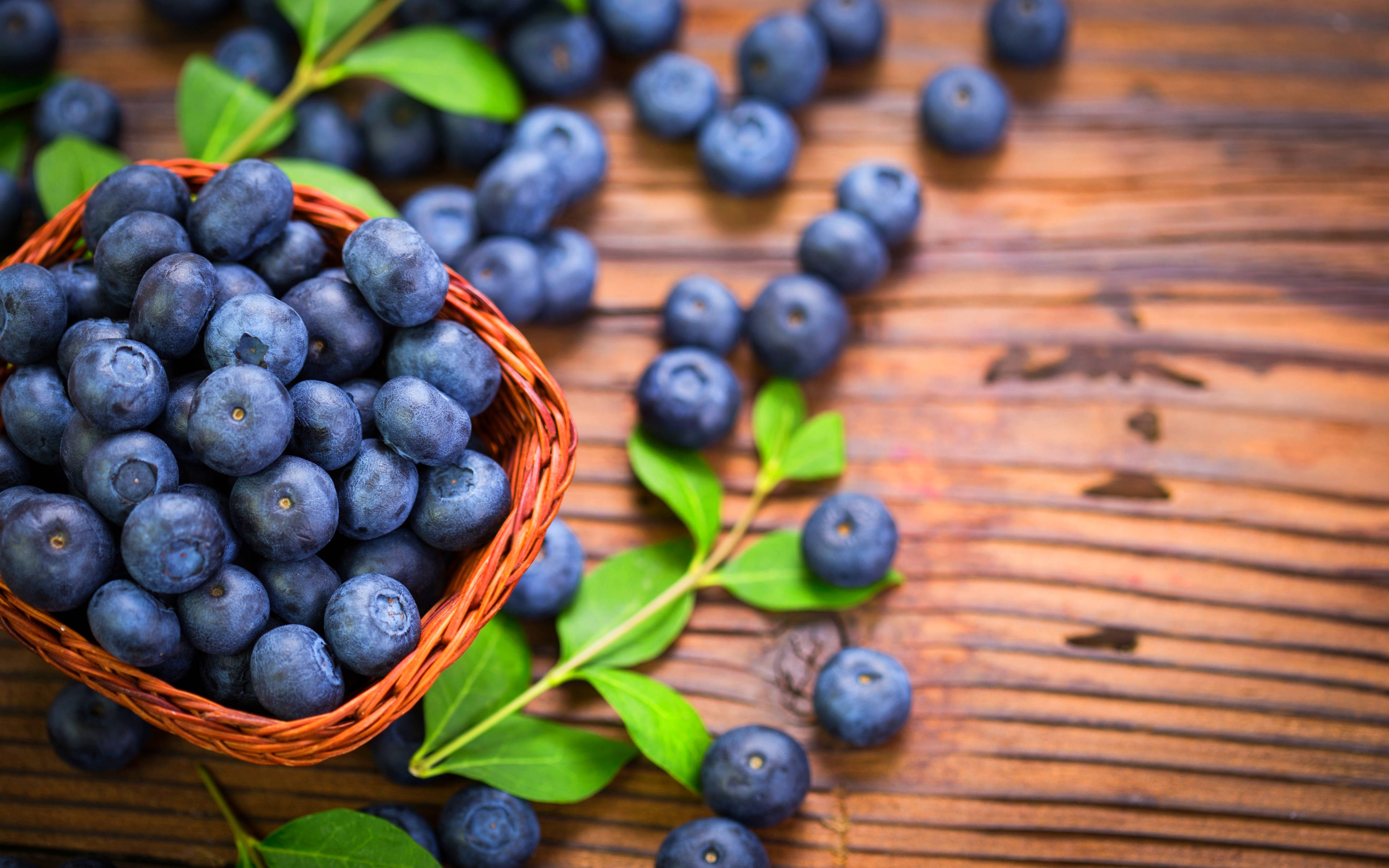 blueberries, wood table, nice grain, 4K Desktop Wallpaper