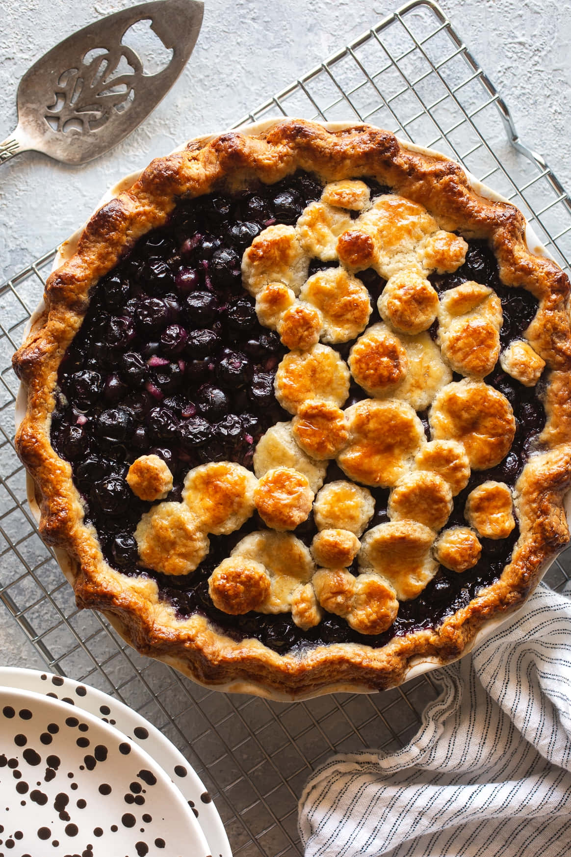 blueberry pie, golden-brown, flaky lattice crust, HD Phone Wallpaper