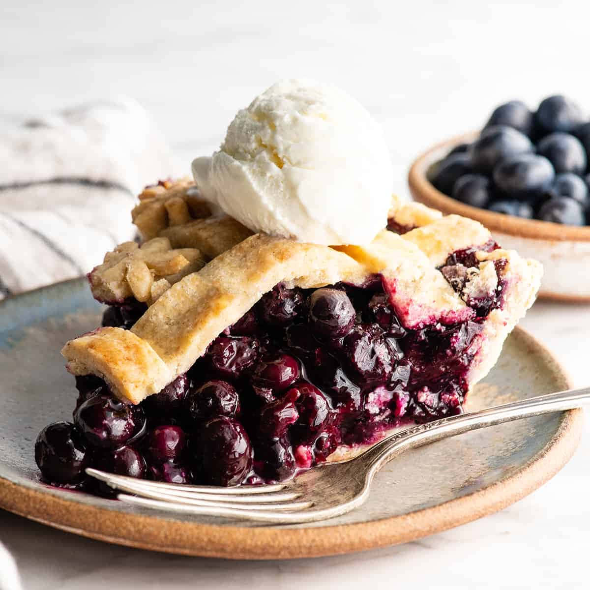 blueberry pie, vanilla ice cream, rustic plate, SD Desktop Wallpaper