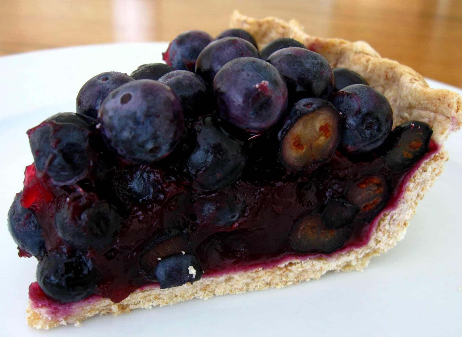blueberry pie, juicy blueberry pie slice, glistening berries, HD Desktop Wallpaper
