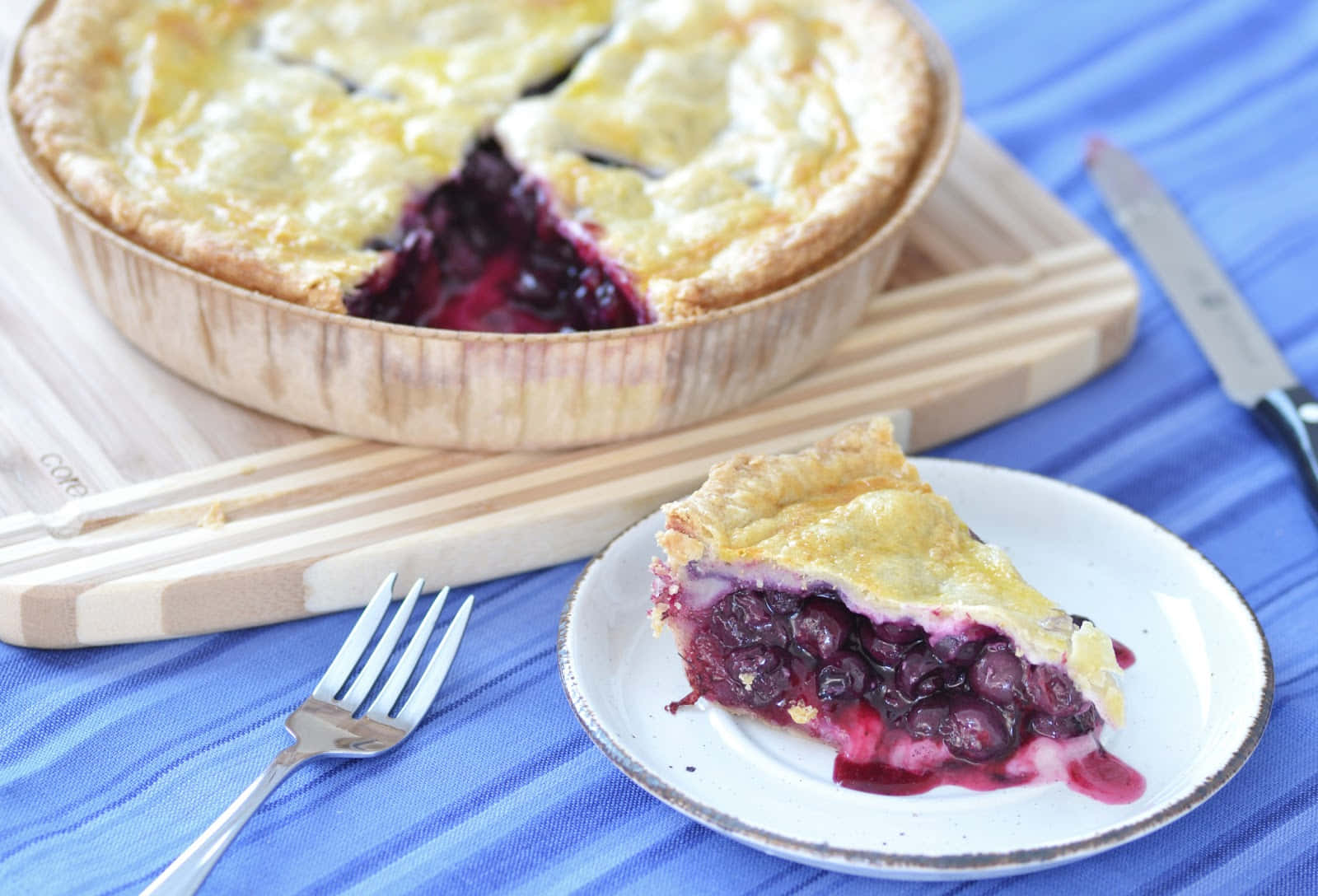 blueberry pie, golden-brown, flaky crust, HD Desktop Wallpaper