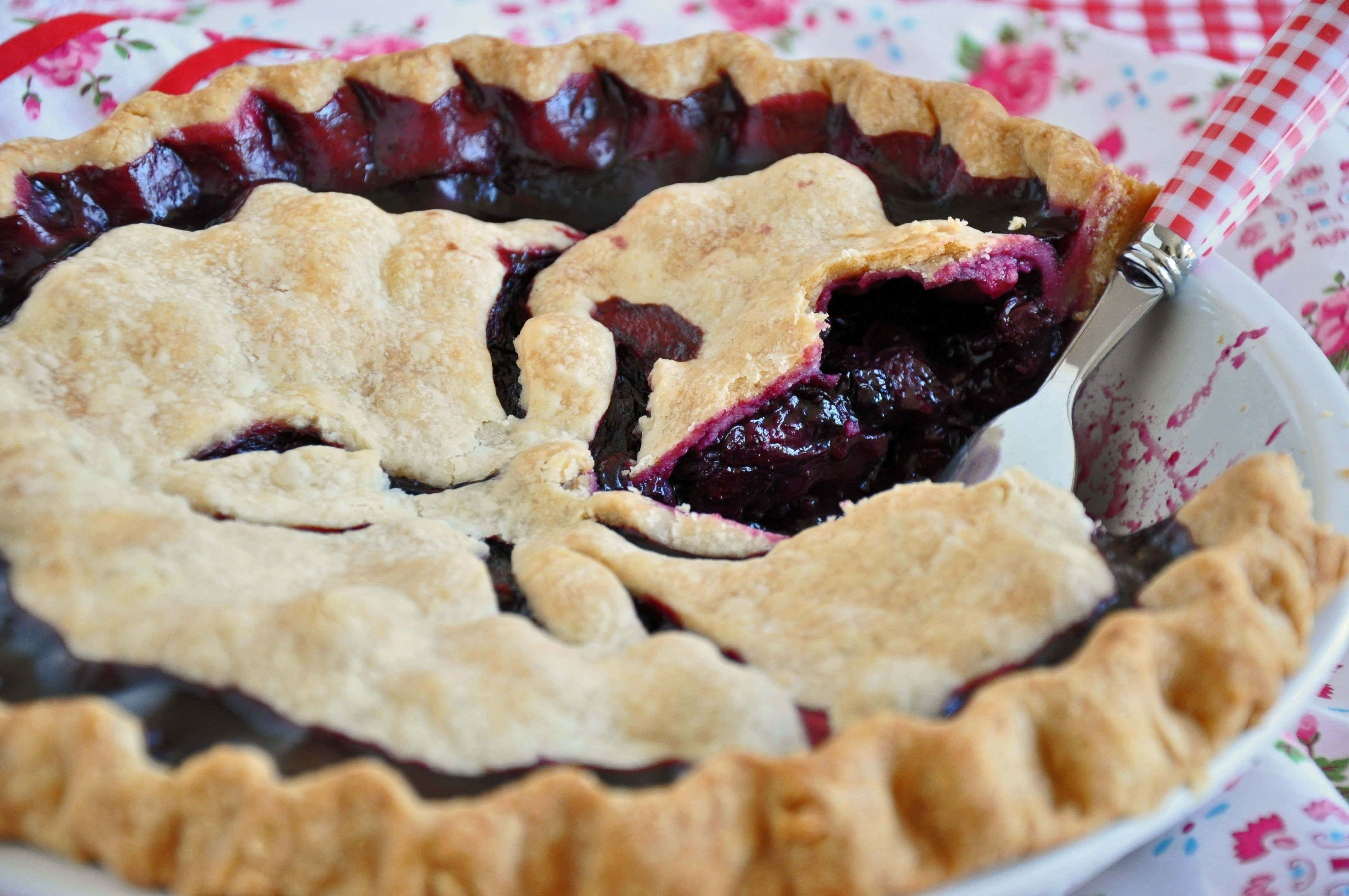 blueberry pie, golden-brown berry pie, flaky crust, 4K Desktop Wallpaper