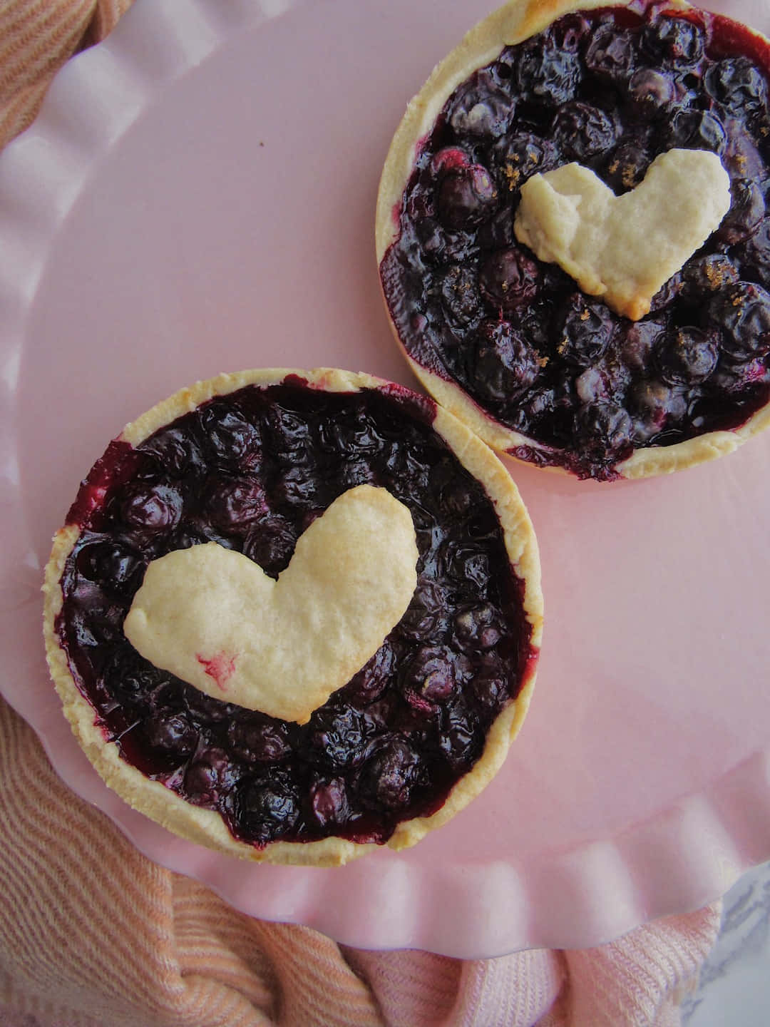 blueberry tart, heart-shaped pastry, pink plate, HD Phone Wallpaper