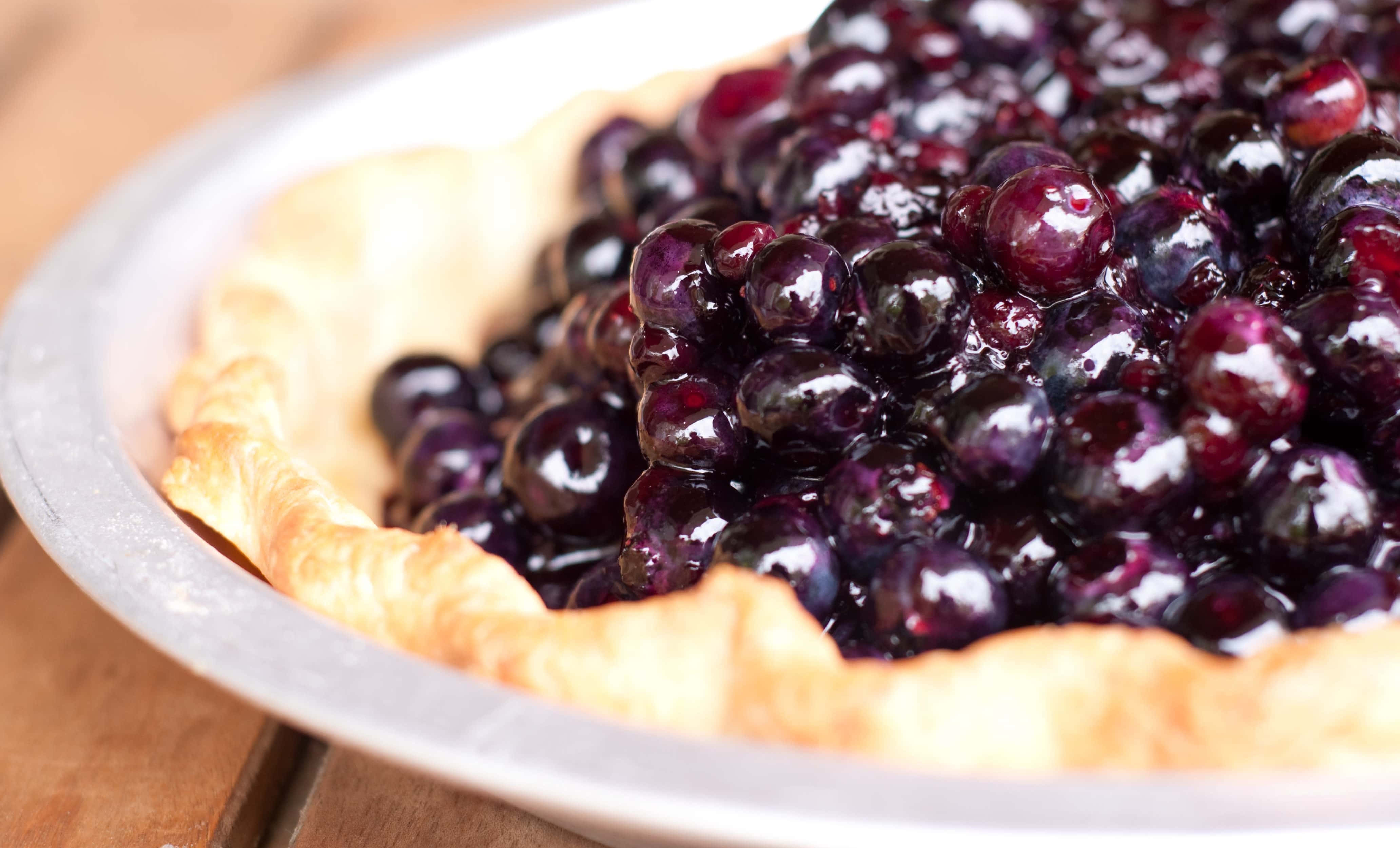 blueberry pie, golden crust, glistening berries, 4K Desktop Wallpaper