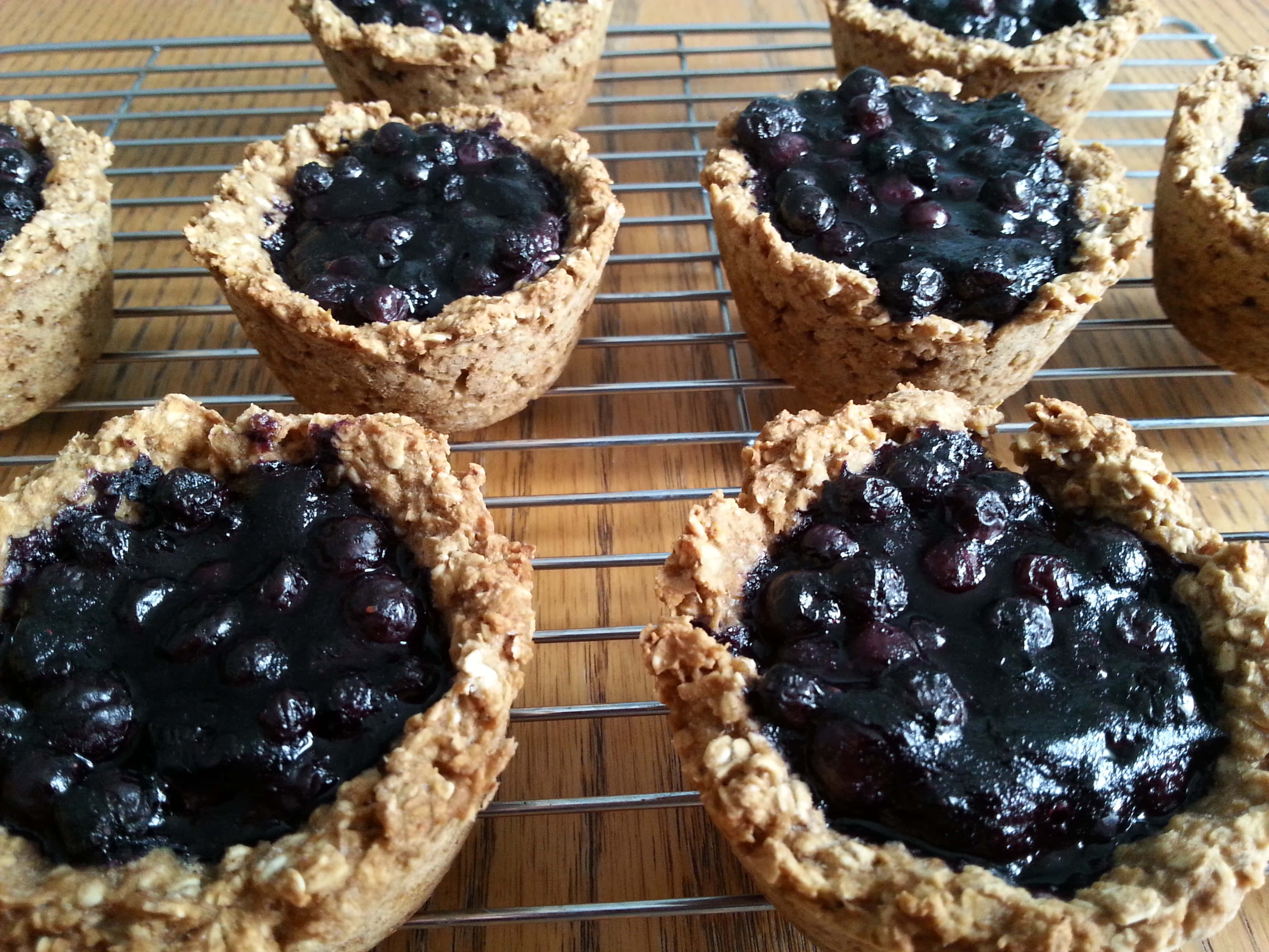 blueberries tart, freshly baked, blueberry oat tarts, 2K Desktop Wallpaper