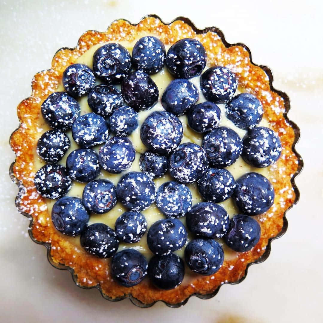 blueberry tart, golden-brown tart, plump blueberries, SD Desktop Wallpaper