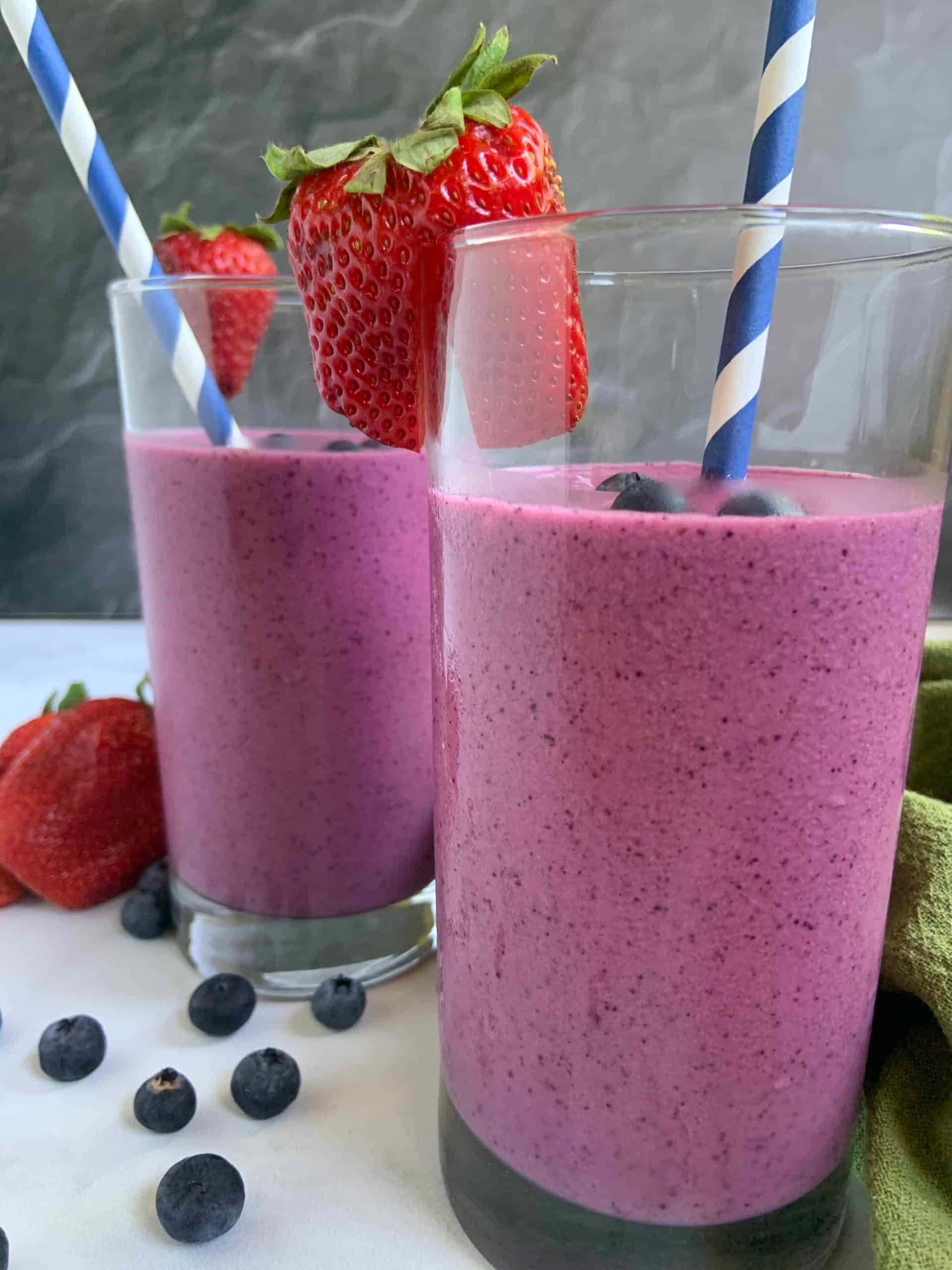 Blueberry Smoothie, vibrant purple smoothie, fresh strawberries, 2K Phone Wallpaper