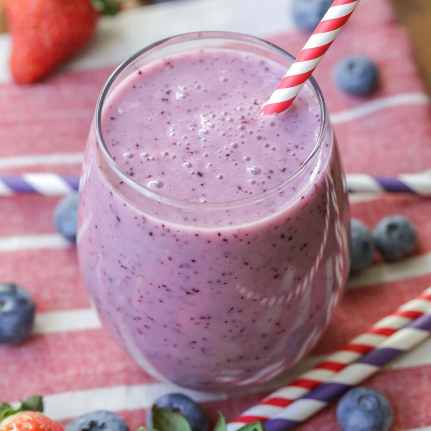 Blueberry Smoothie, vibrant purple smoothie, red and white striped straw, HD Desktop Wallpaper