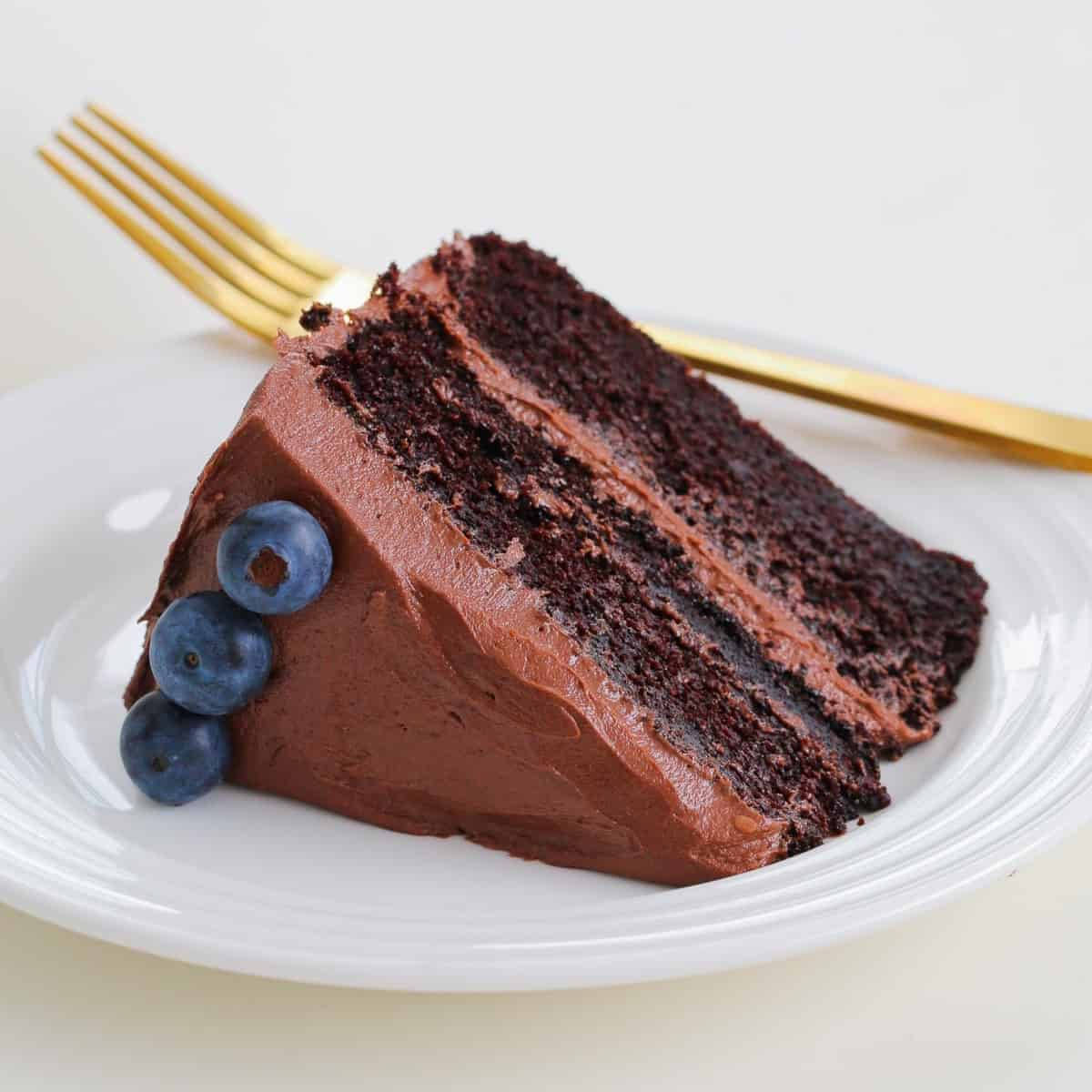 blueberry chocolate cake, rich chocolate cake, smooth frosting, SD Desktop Wallpaper