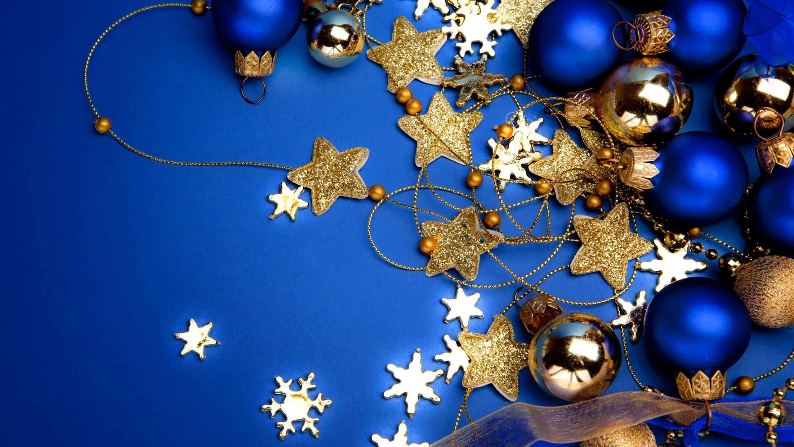 Bluey Christmas, shimmering gold stars, reflective blue ornaments, 2K Desktop Wallpaper