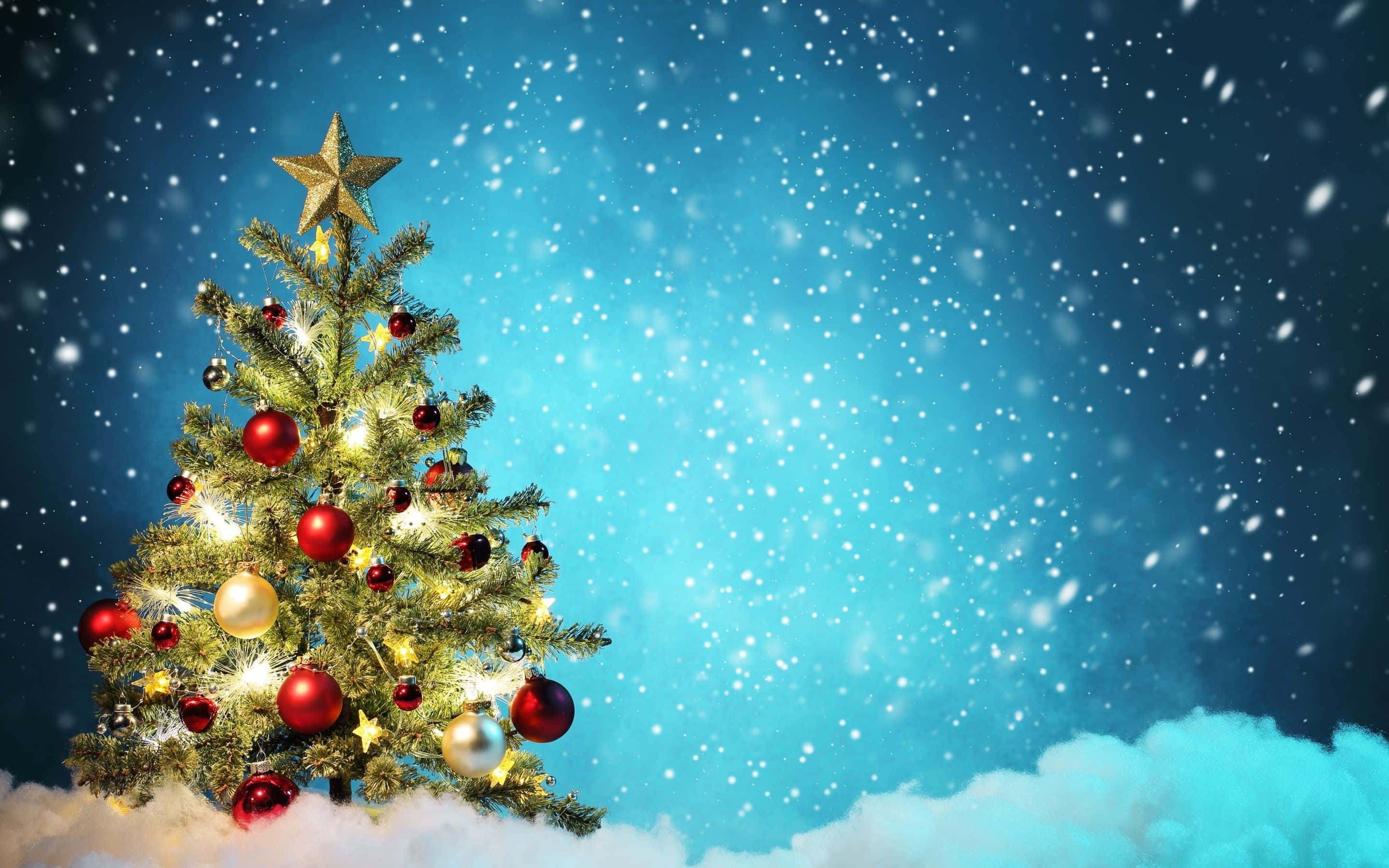 Bluey Christmas, Christmas tree, red gold and silver ornaments, 2K Desktop Wallpaper