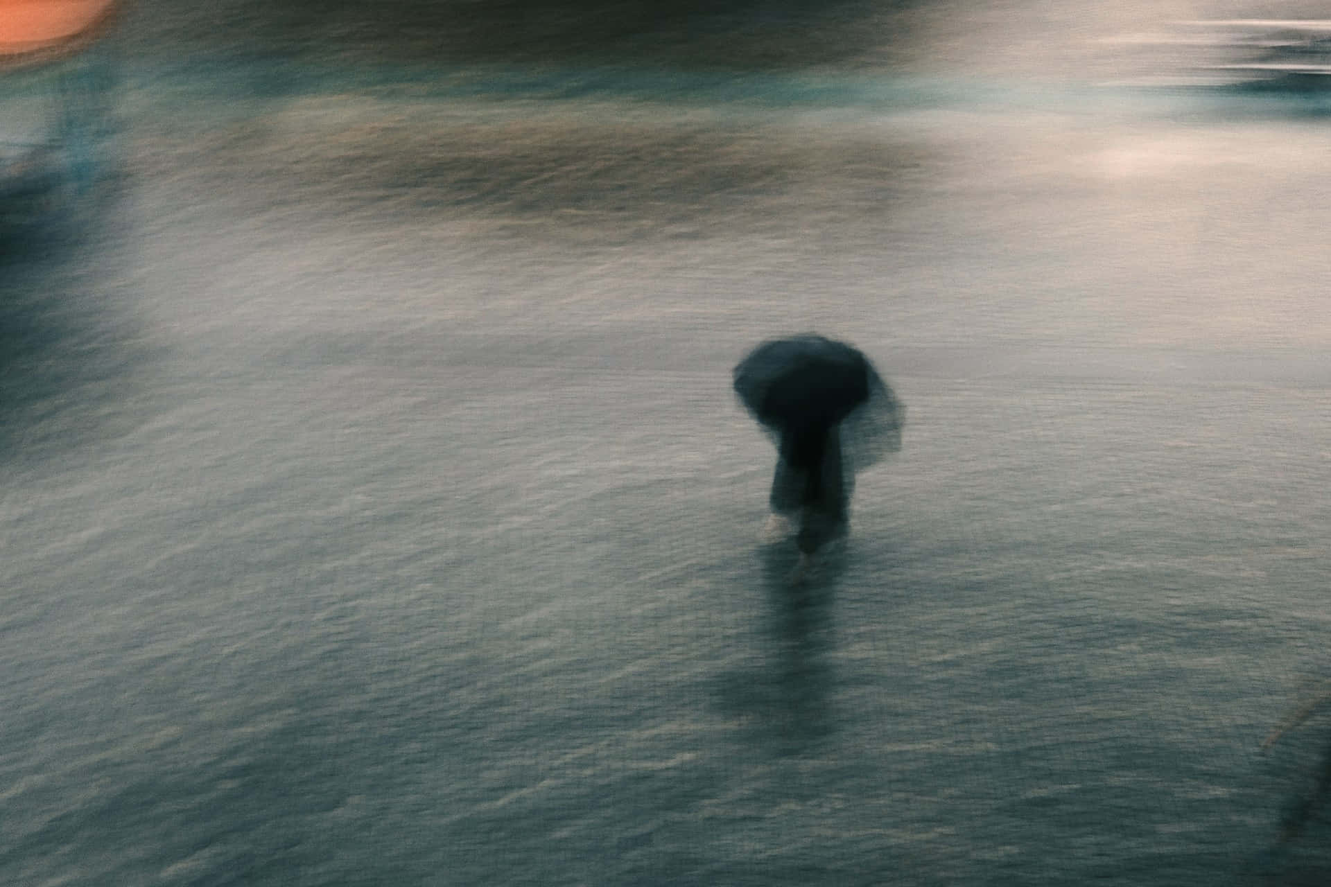 blurry umbrella figurein motion, silhouette of a person, umbrella, Full HD Desktop Wallpaper