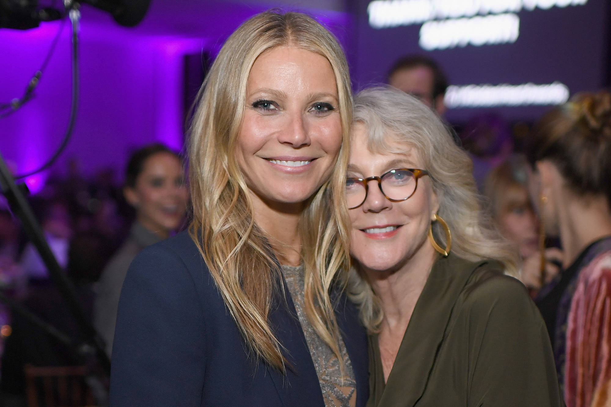Blythe Danner, vibrant purple lit event, two smiling women, Full HD Desktop Wallpaper