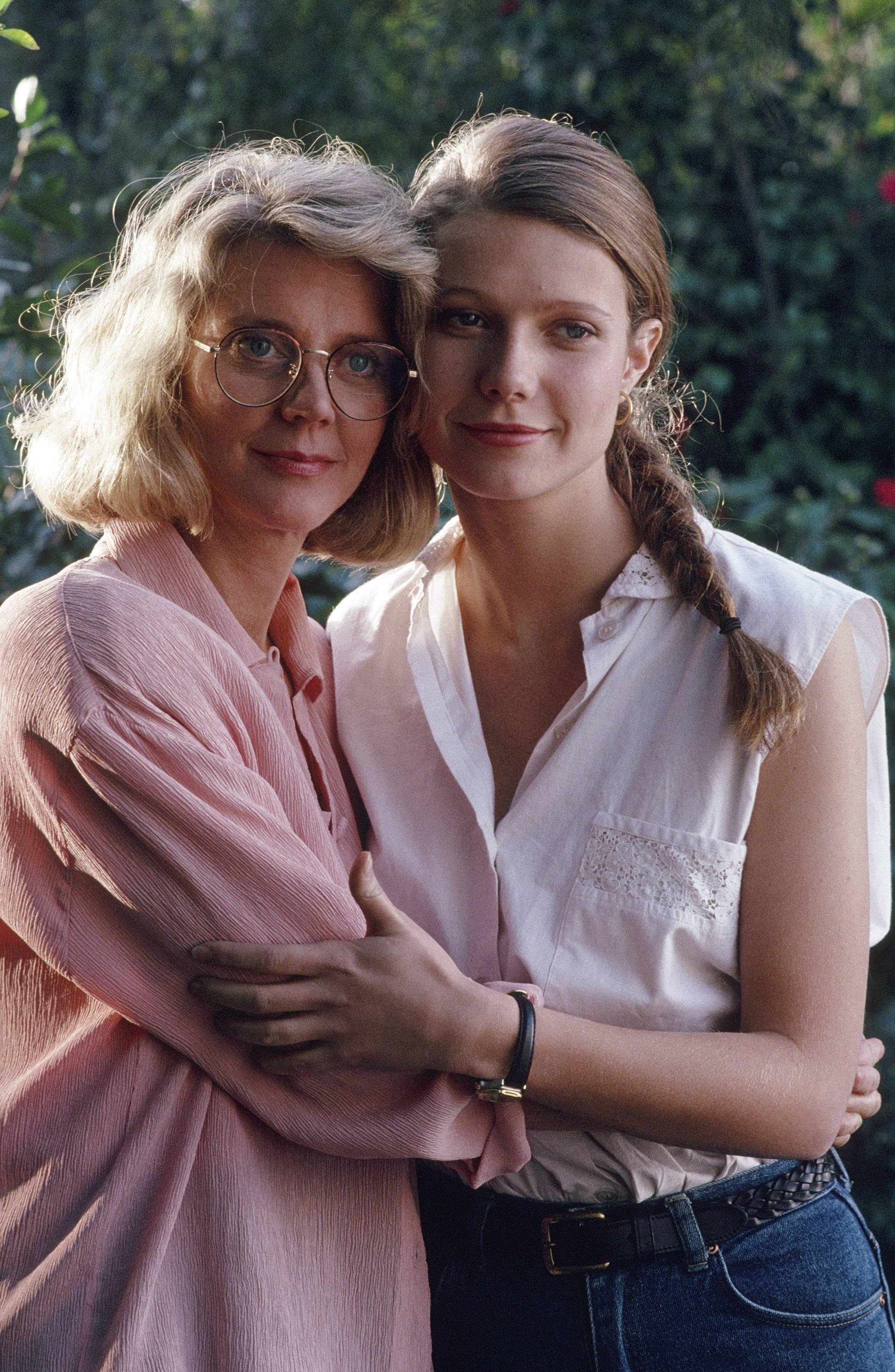 Blythe Danner, daughter, sunlit garden, 2K Phone Wallpaper