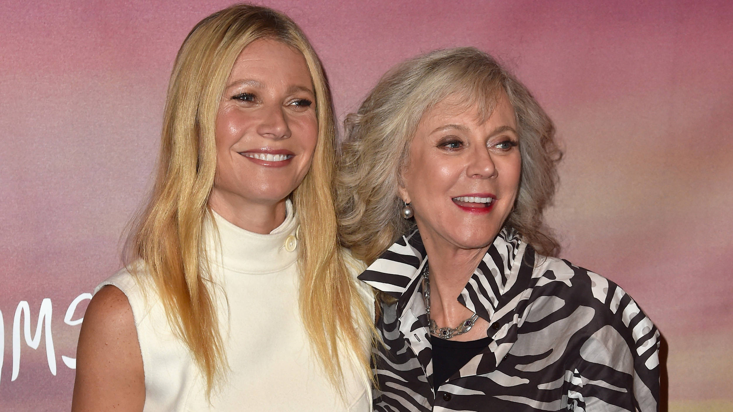 Blythe Danner, pink gradient backdrop, two smiling women, Full HD Desktop Wallpaper
