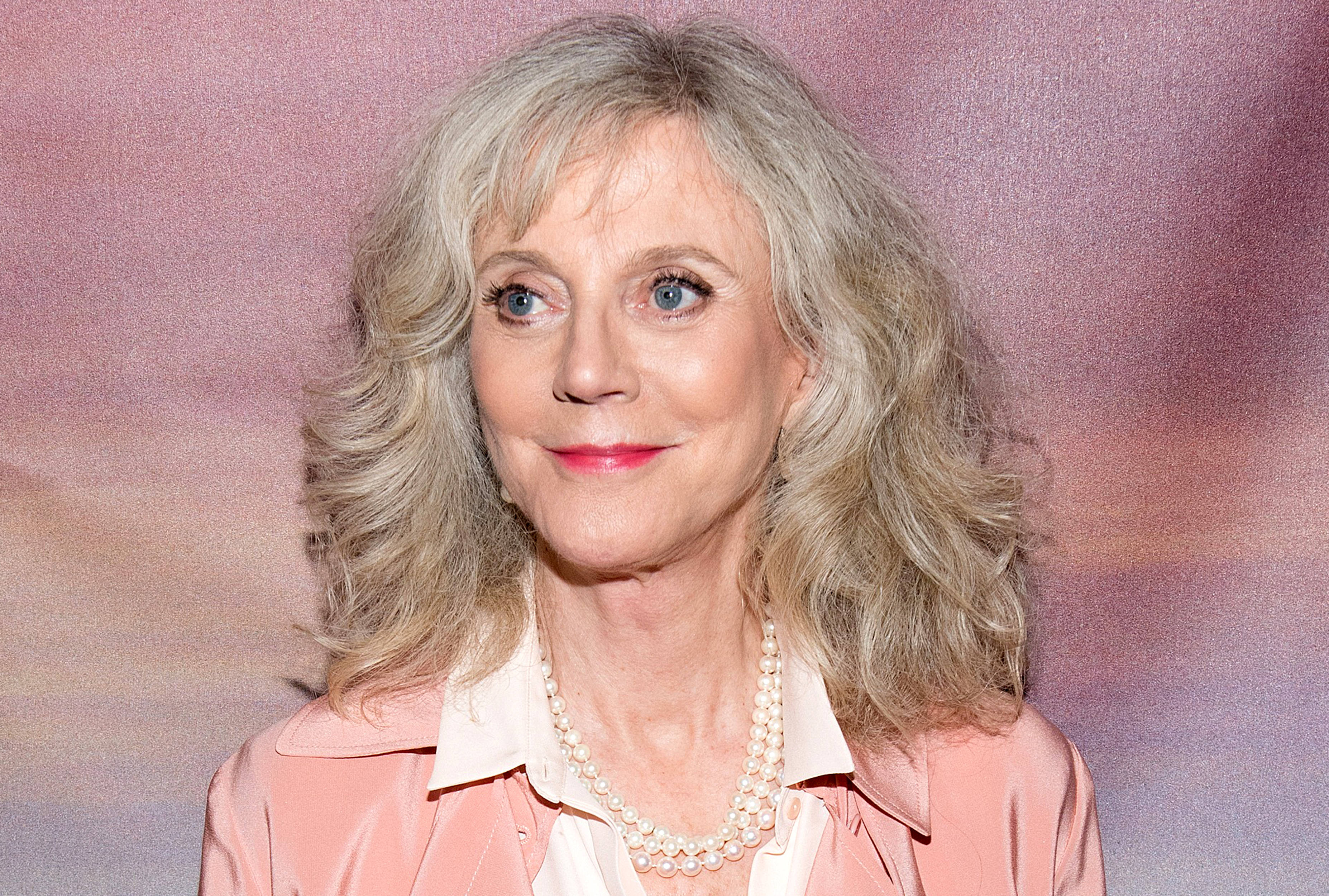 Blythe Danner, red dress, wavy gray hair, 2K Desktop Wallpaper