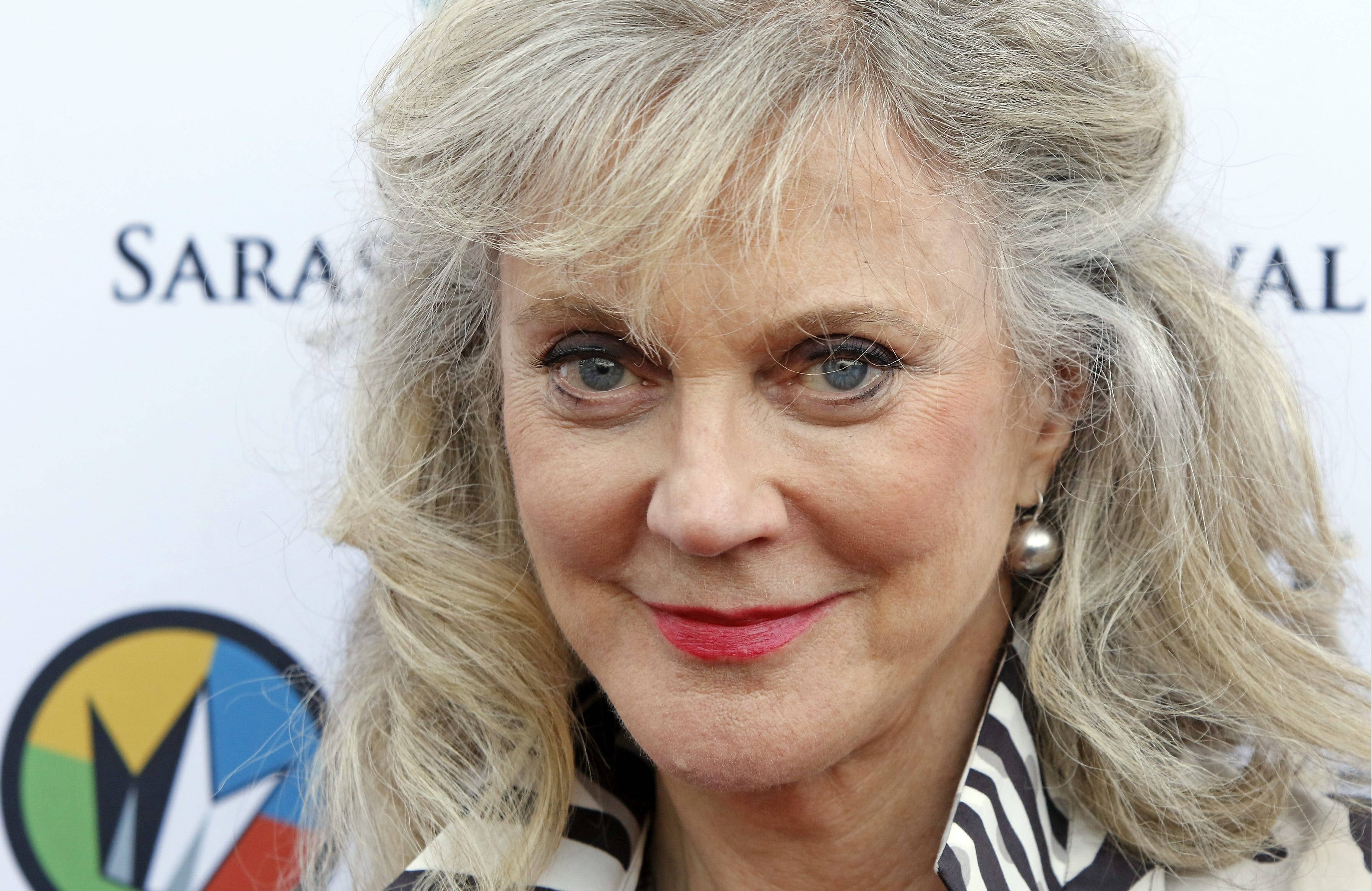 Blythe Danner, pearl earrings, gray hair, 2K Desktop Wallpaper
