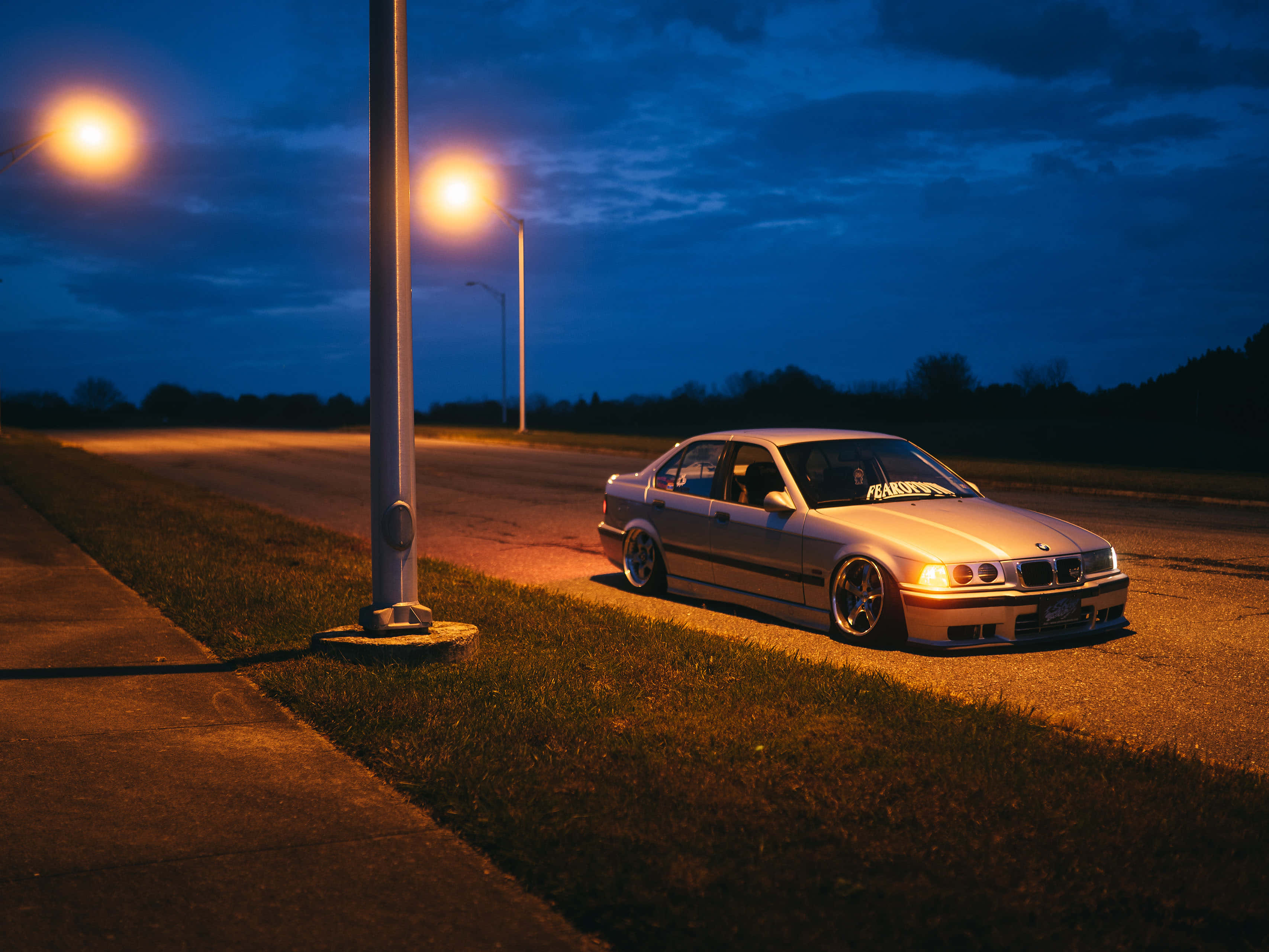BMW E36, twilight, streetlight, 2K Desktop Wallpaper