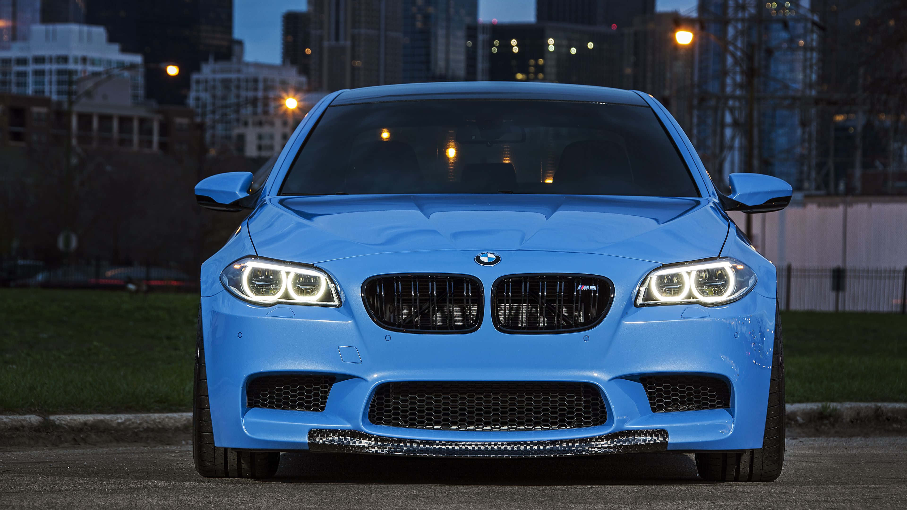 BMW M5, vibrant blue, twilight city lights, 4K Desktop Wallpaper