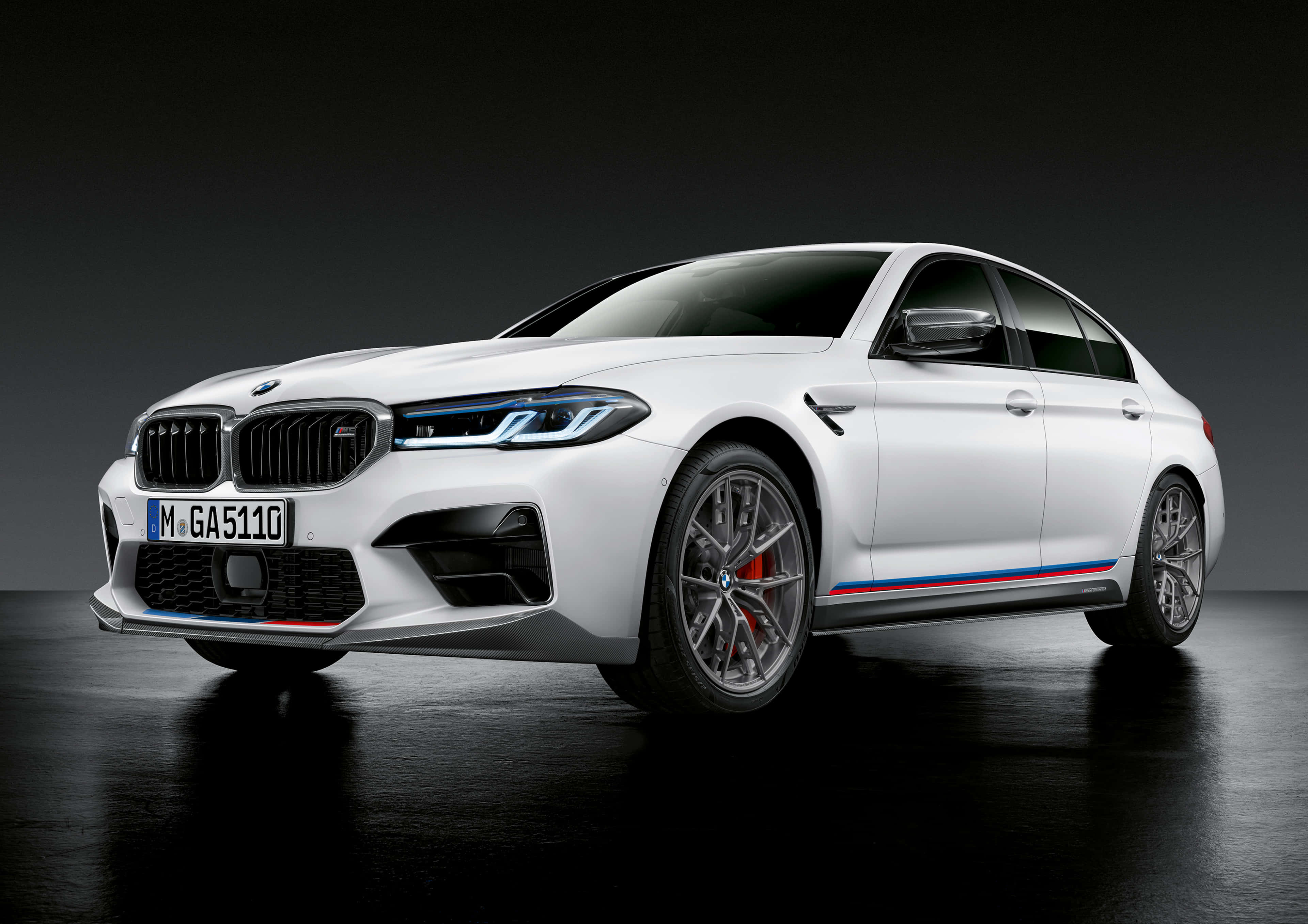 BMW M5, white background, red brake calipers, 4K Desktop Wallpaper