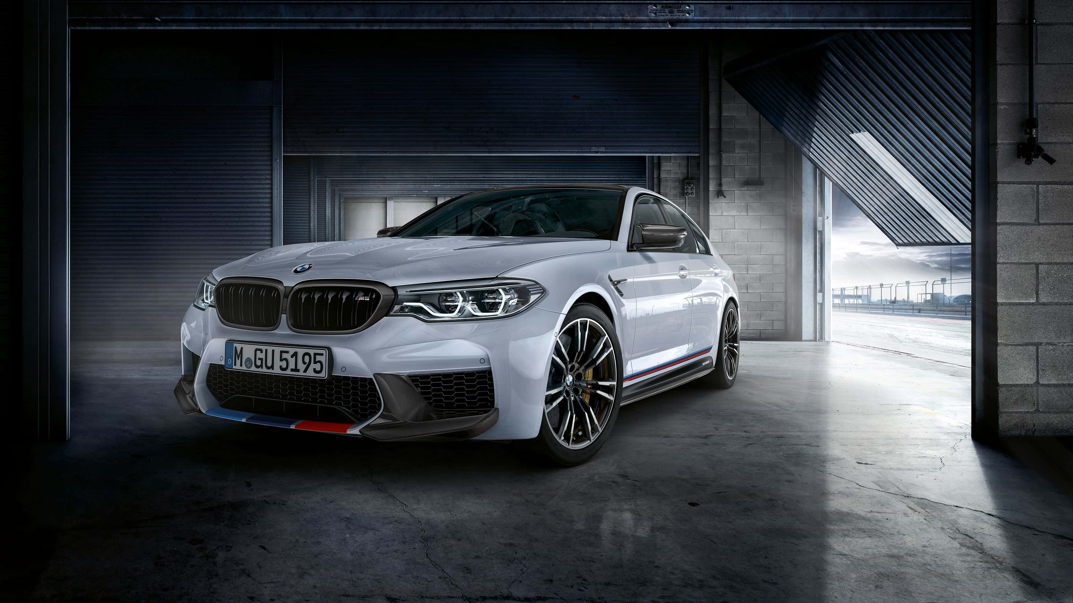 BMW M5, white, industrial garage, 2K Desktop Wallpaper