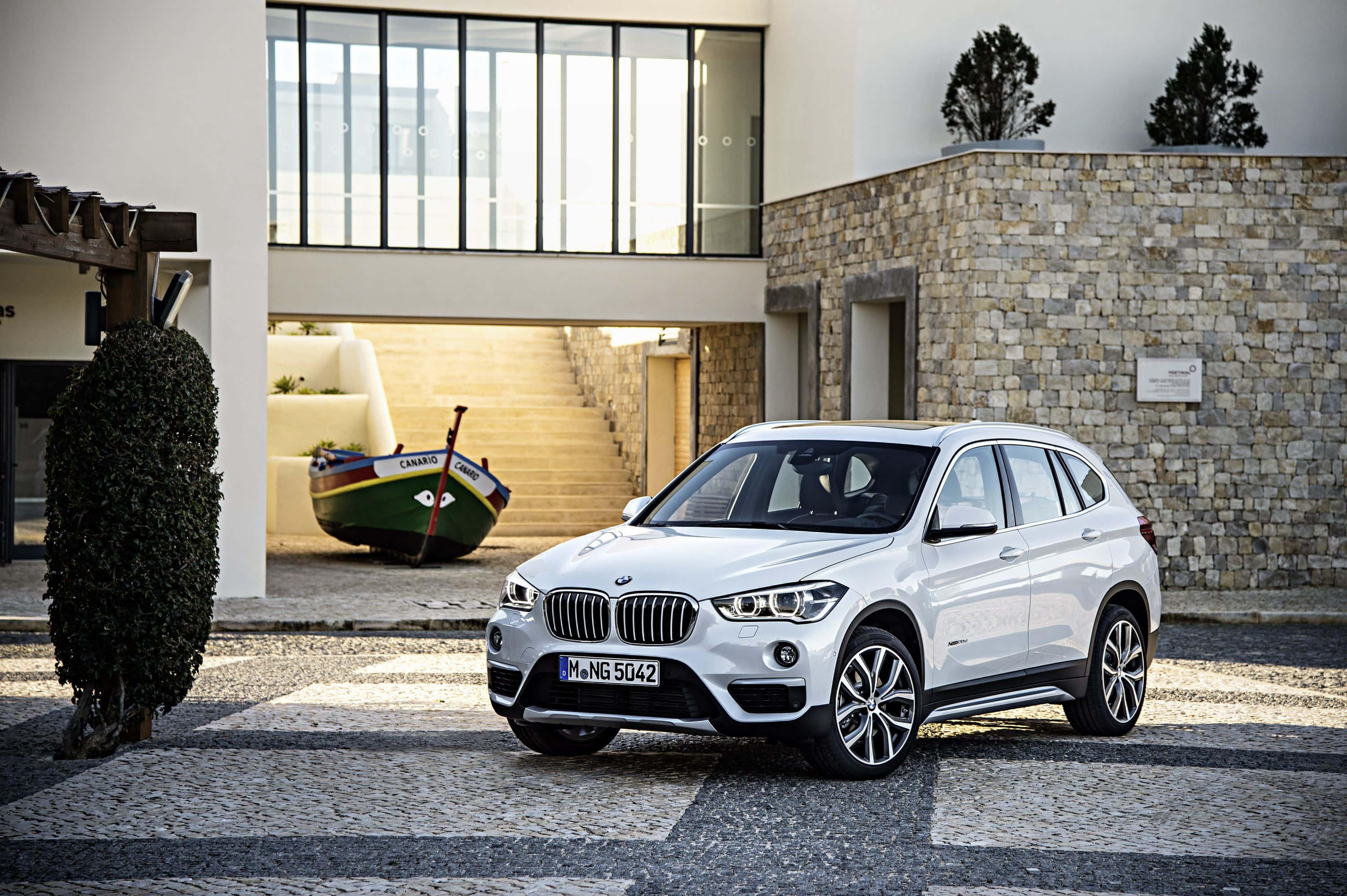 BMW X1, white, cobblestone driveway, 2K Desktop Wallpaper