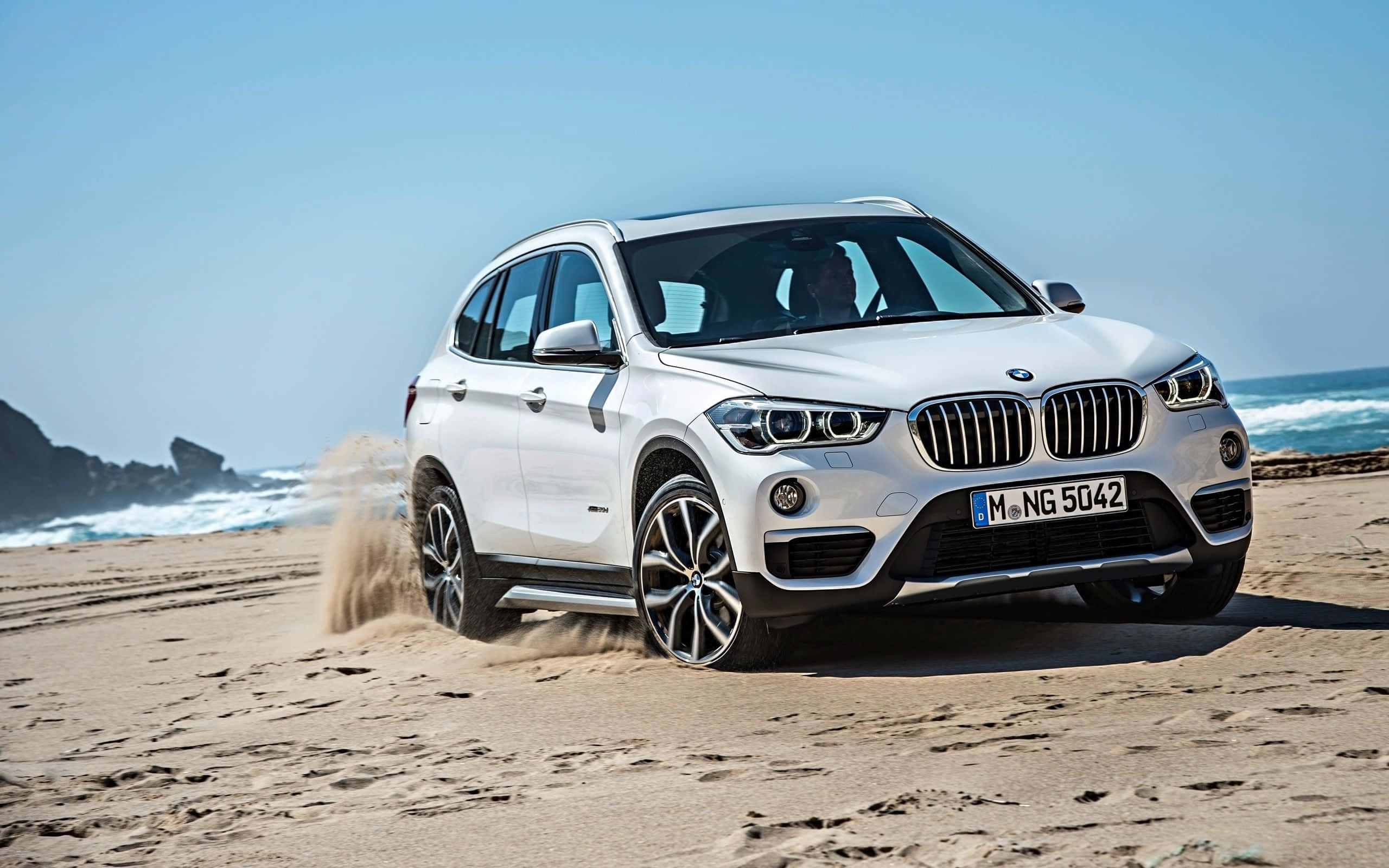 BMW X1, white, sunny beach, 2K Desktop Wallpaper
